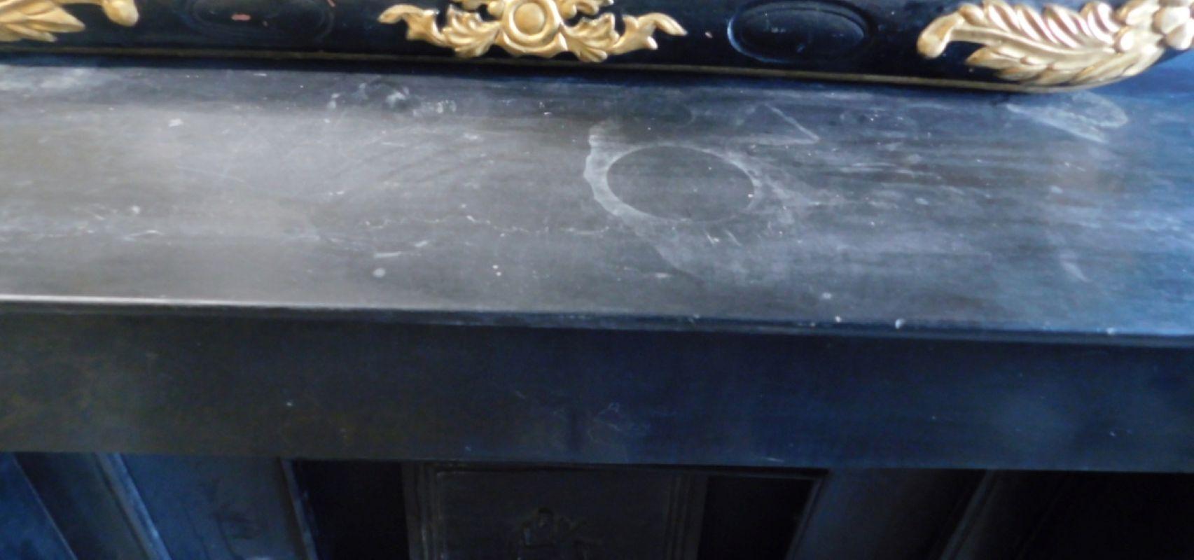 Camino mantello in marmo nero Belgio, scolpito, art decò, provenienza Italia im Zustand „Gut“ im Angebot in Cuneo, Italy (CN)