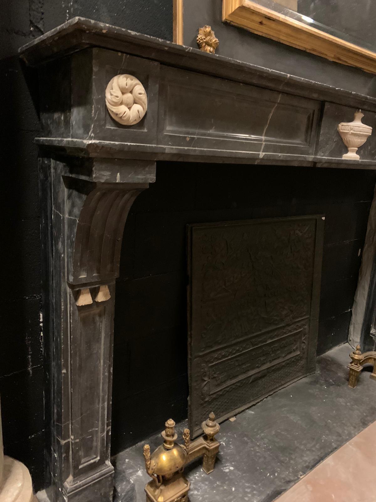 camino mantello in marmo nero con intarsi a rilievo marmo beige, Impero, Italia en venta 3