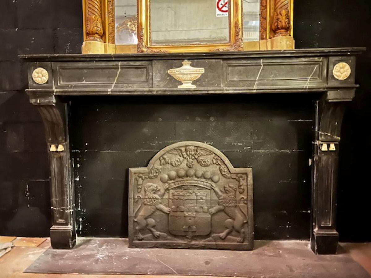 camino mantello in marmo nero con intarsi a rilievo marmo beige, Impero, Italia Italiano en venta