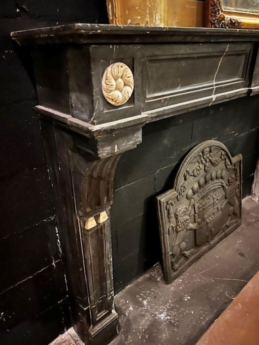 camino mantello in marmo nero con intarsi a rilievo marmo beige, Impero, Italia Tallado en venta