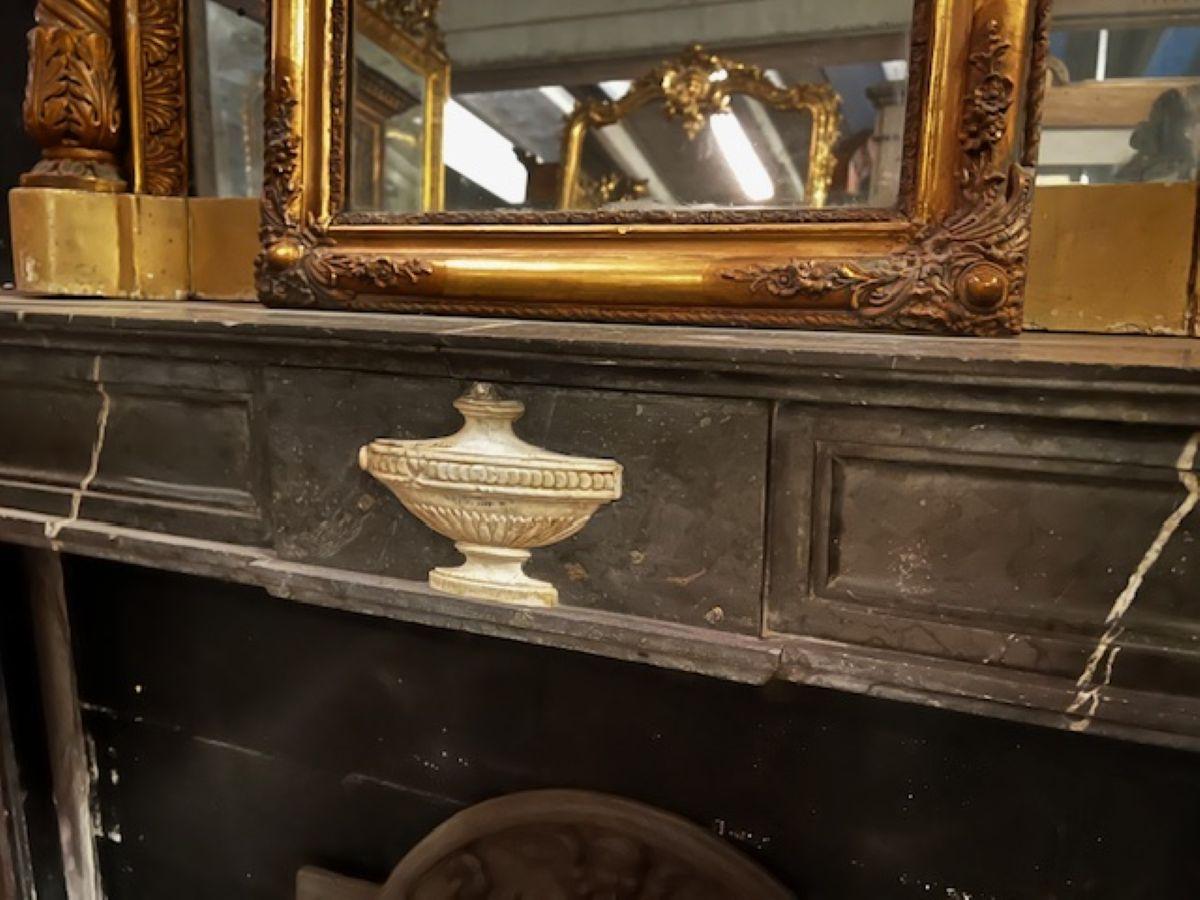 camino mantello in marmo nero con intarsi a rilievo marmo beige, Impero, Italia en Bueno estado para la venta en Cuneo, Italy (CN)