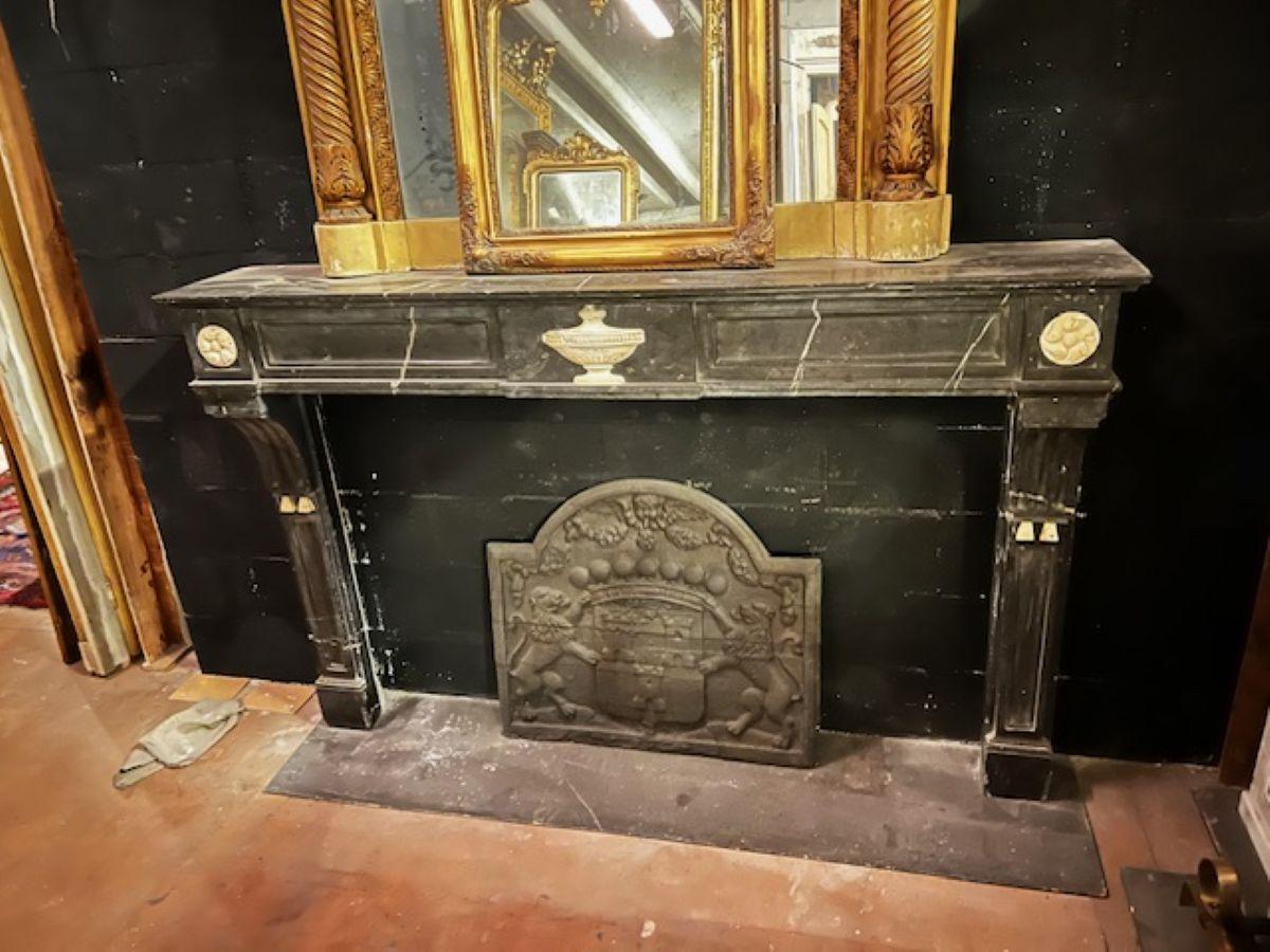 camino mantello in marmo nero con intarsi a rilievo marmo beige, Impero, Italia siglo XIX en venta