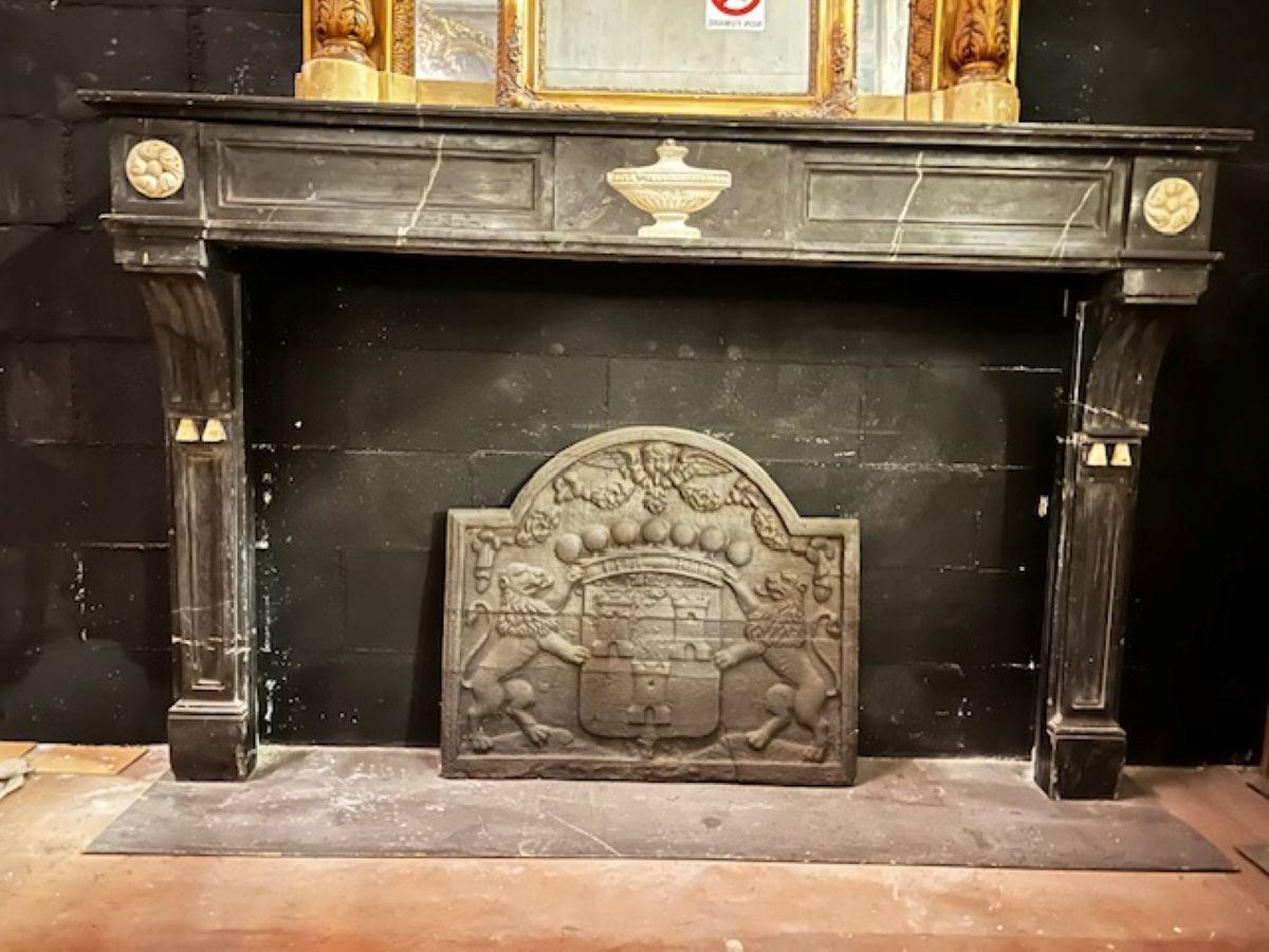 camino mantello in marmo nero con intarsi a rilievo marmo beige, Impero, Italia Mármol negro belga en venta