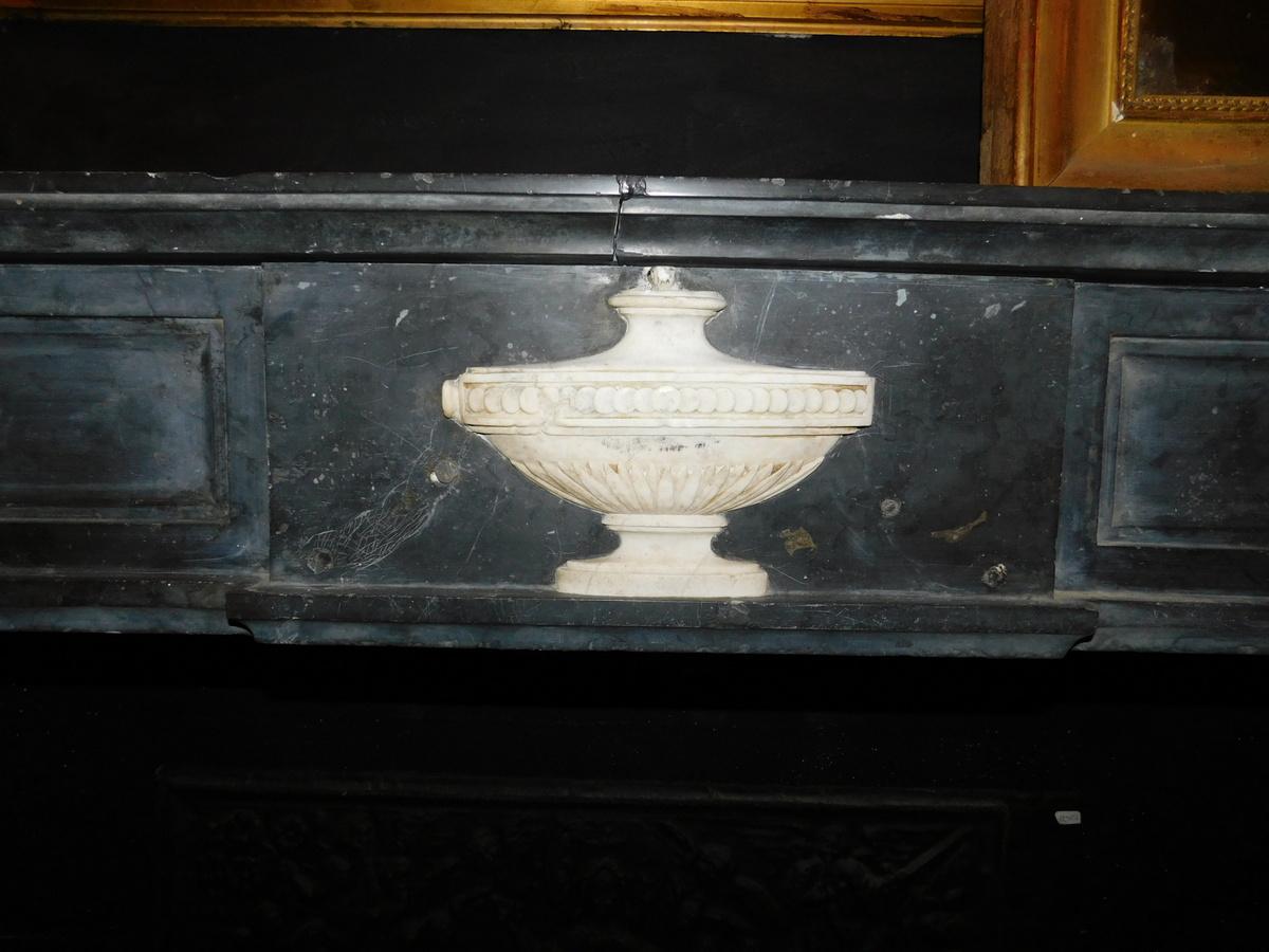 camino mantello in marmo nero con intarsi a rilievo marmo beige, Impero, Italia en venta 1