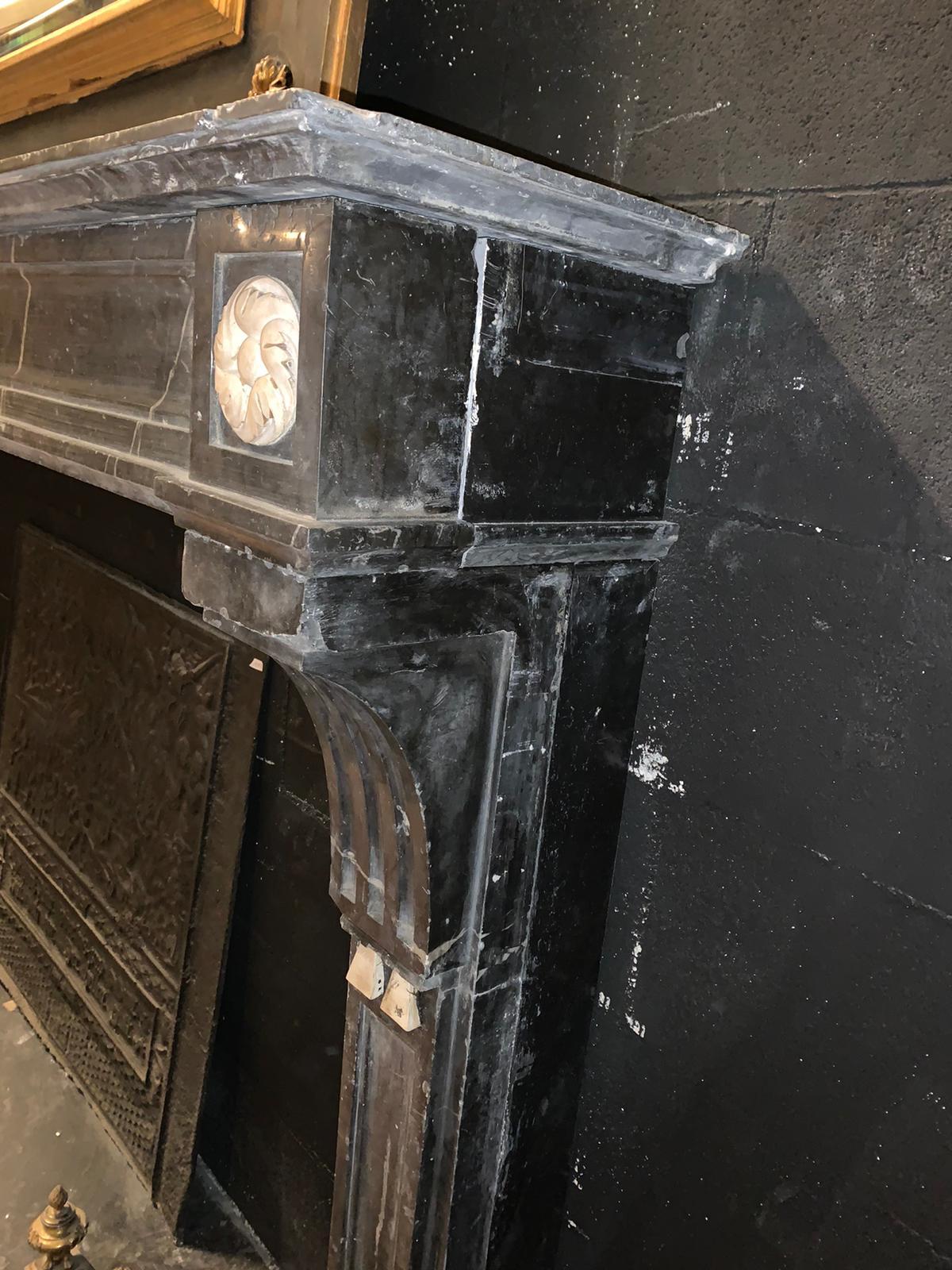 camino mantello in marmo nero con intarsi a rilievo marmo beige, Impero, Italia en venta 2