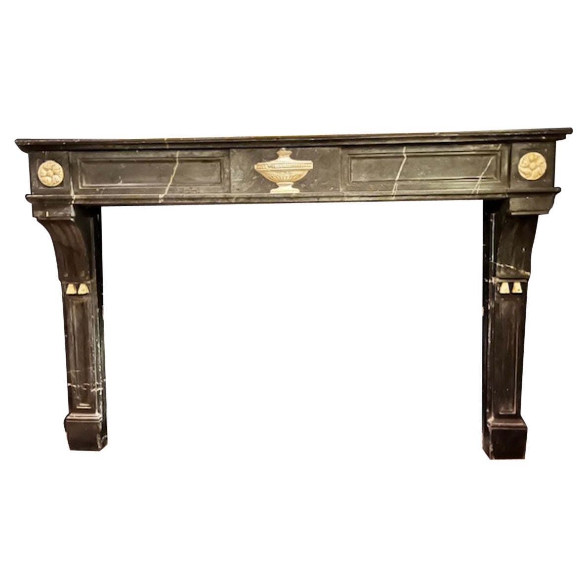 camino mantello in marmo nero con intarsi a rilievo marmo beige, Impero, Italia