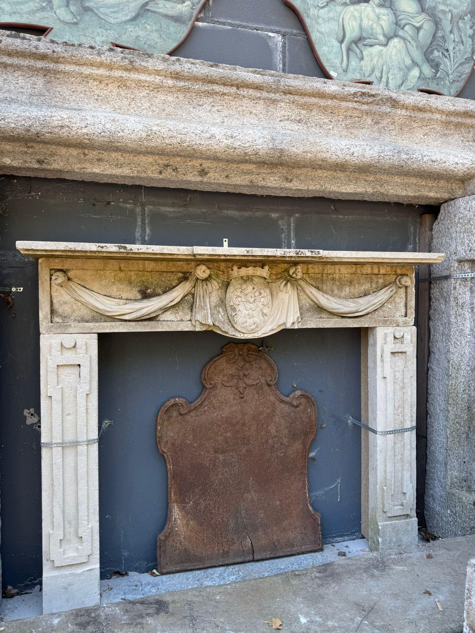 Cornice di Camino in pietra artificiale, mantello in cemento, costruito in 3 pezzi fronte scolpito con stemma centrale e festoni laterali, ricco di decorazioni tipiche dell'epoca, originale di Epoca inizio '900 e proveniente da Italia.
Misure