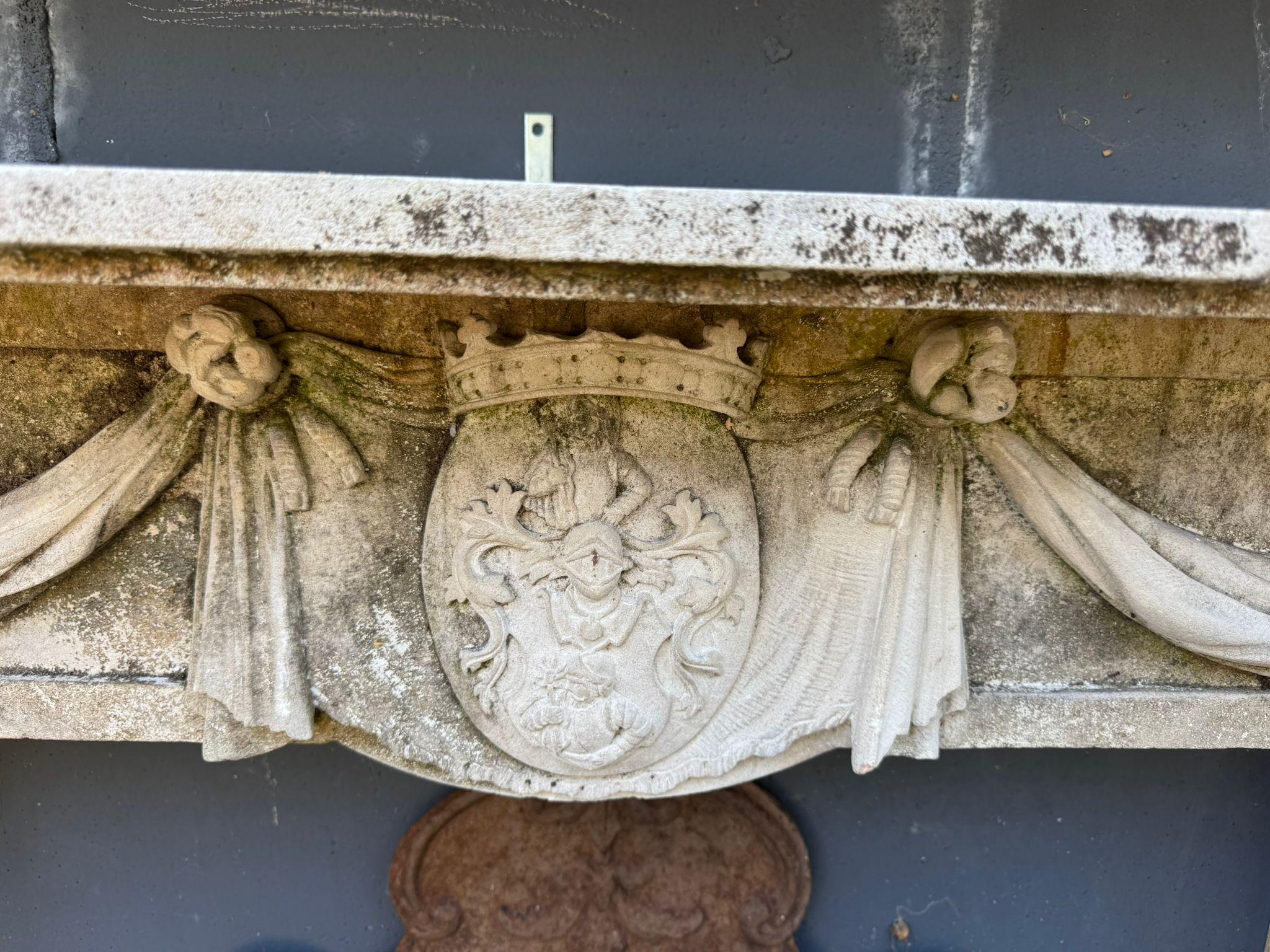 Cemento camino mantello in pietra artificiale riccamente scolpita con stemma nobiliare in vendita