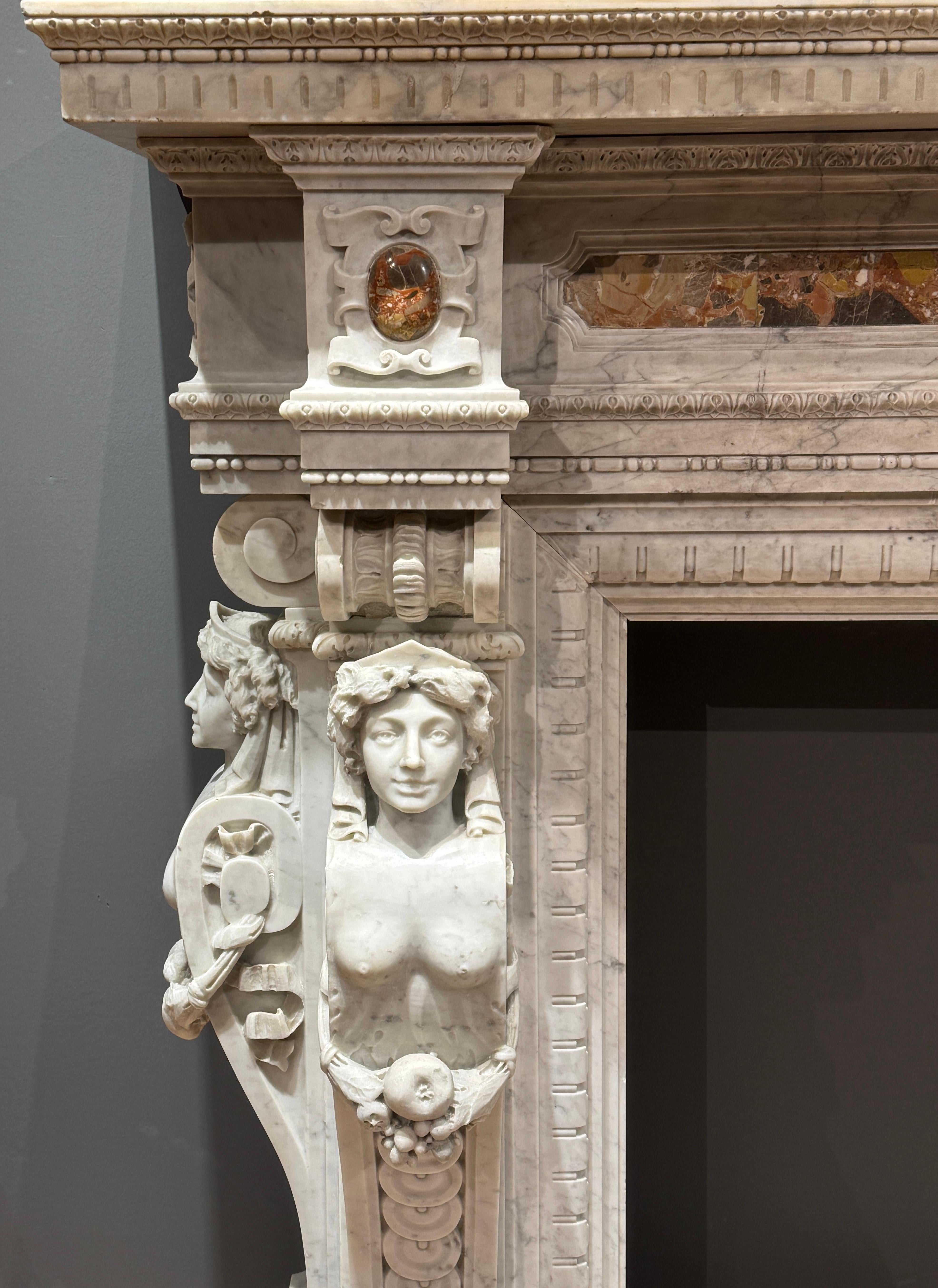 Italian Camino scolpito in marmo bianco, inserti in breccia, seconda metà del XIX secolo in vendita