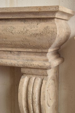 Camino scolpito su travertino romano in stile rinascimentale