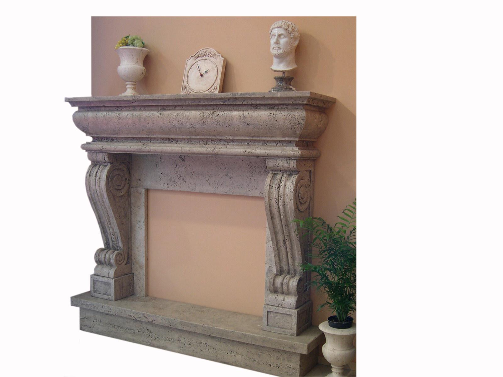 Camino scolpito su travertino romano in Stil Rinascimentale (Late 20th Century) im Angebot