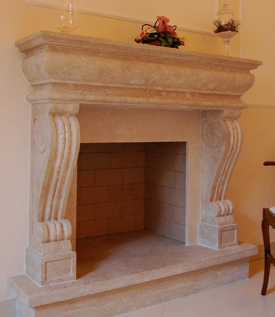 Camino scolpito su travertino romano in Stil Rinascimentale (Travertin) im Angebot