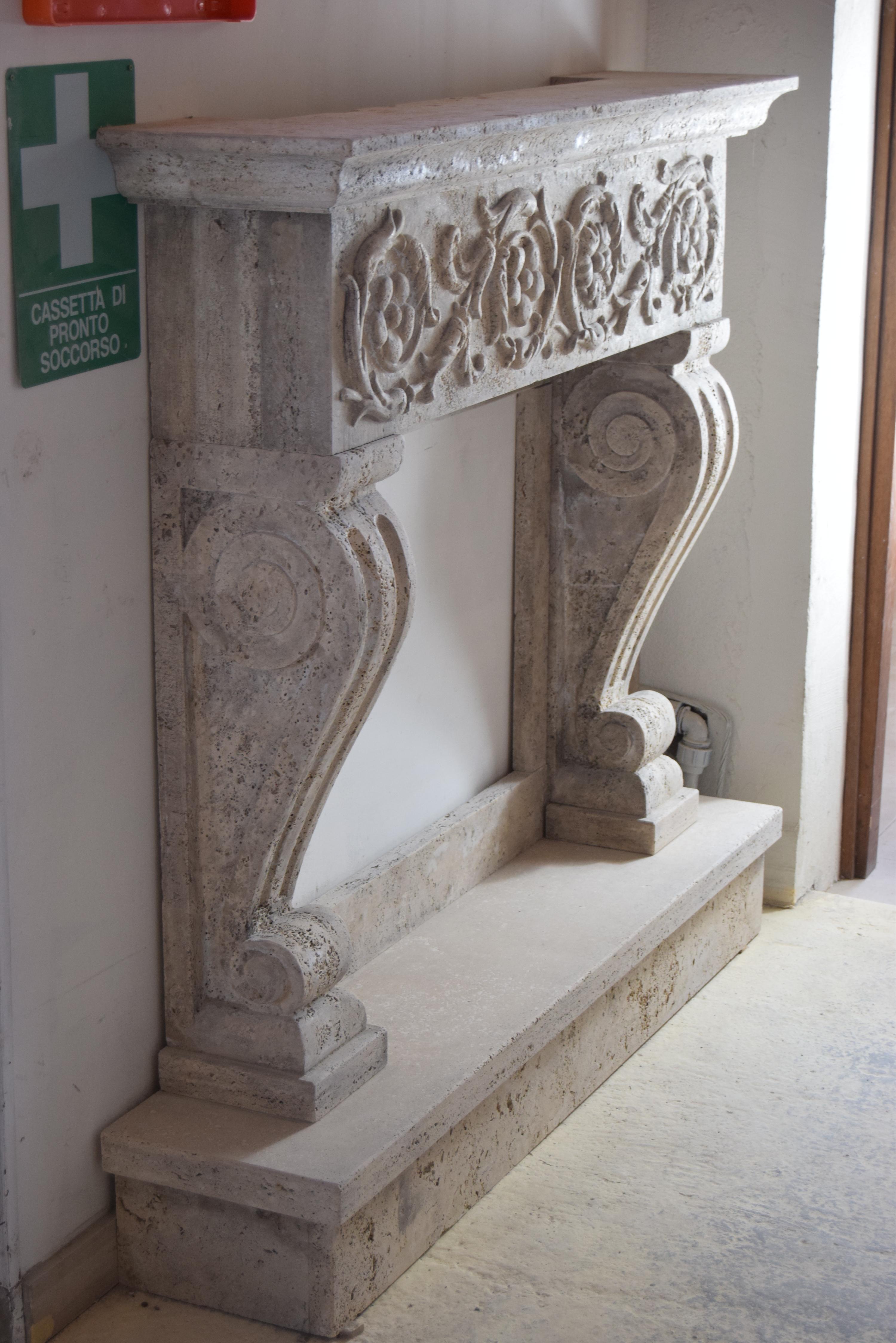 Kamin aus Travertin, Kamin aus geschnitztem Travertin, Renaissance-Kamin.
Kamin, geschnitzt auf römischem Travertin im Renaissance-Stil mit floralen Trauben.
Hergestellt in Italien
von der Region Latium zertifizierte italienische Herstellung
Die