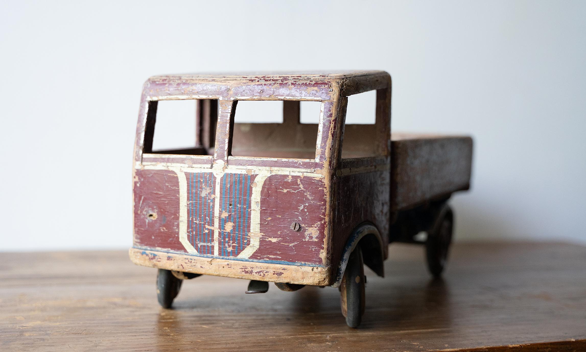 Antique Toy Truck
Era: 1920s
Origin: Italy - Siena
Dimensions: 22x22x52 cm
Material: Lacquered wood
Description: Beautiful and original antique toy truck, dating from the 1920s, with a very well-preserved original wooden lacquer finish. All parts