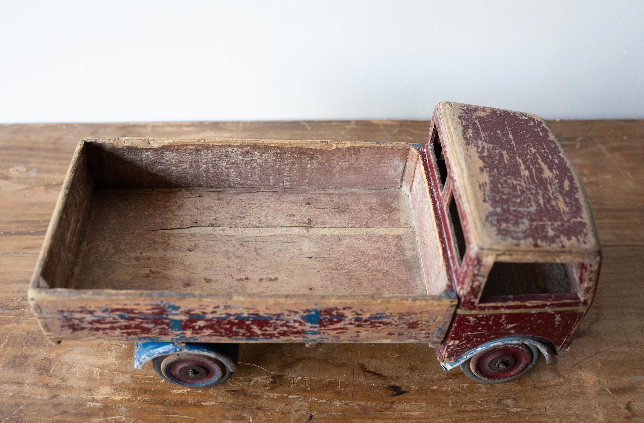 Oldtimer-Spielzeug-LKW 20. Jahrhundert im Zustand „Gut“ in Badia Polesine, RO