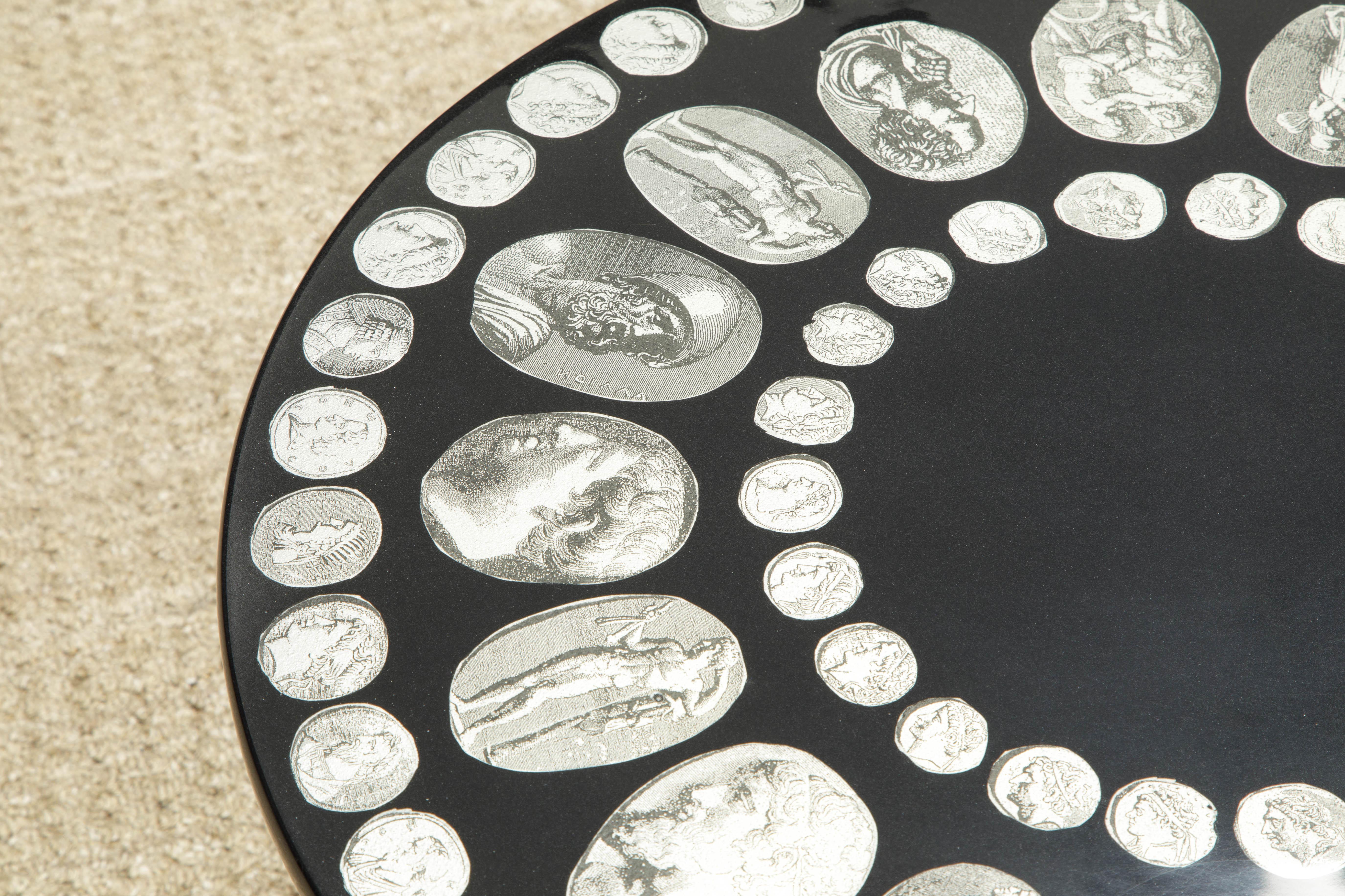 Beistelltisch „Cammei“ aus Silber mit Kamee-Motiv von Piero Fornasetti, signiert  (Lackiert) im Angebot