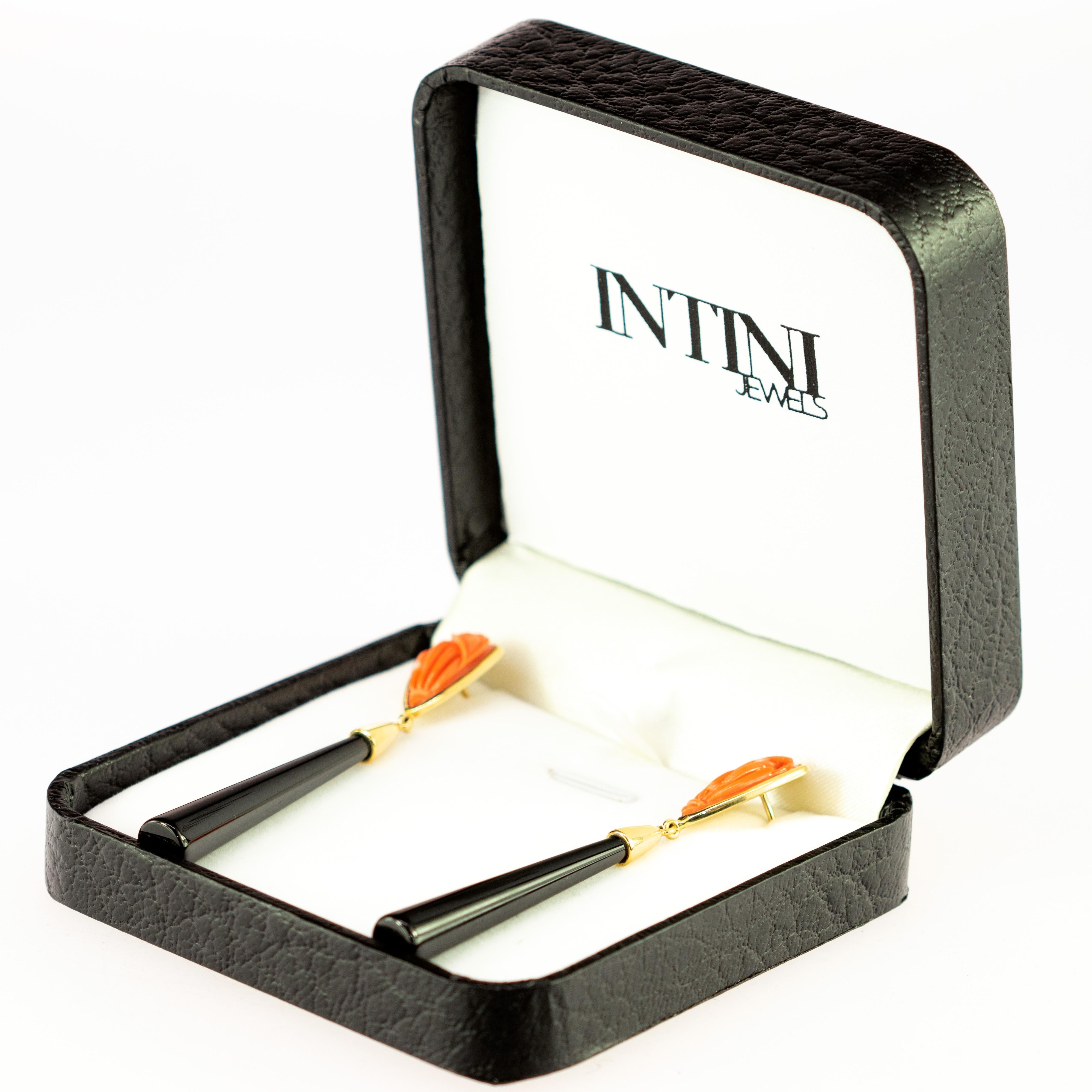 Lange geschnitzte Cammeo-Ohrringe mit rosa Korallentropfen und schwarzem Achat aus 18 Karat Gold im Zustand „Neu“ im Angebot in Milano, IT