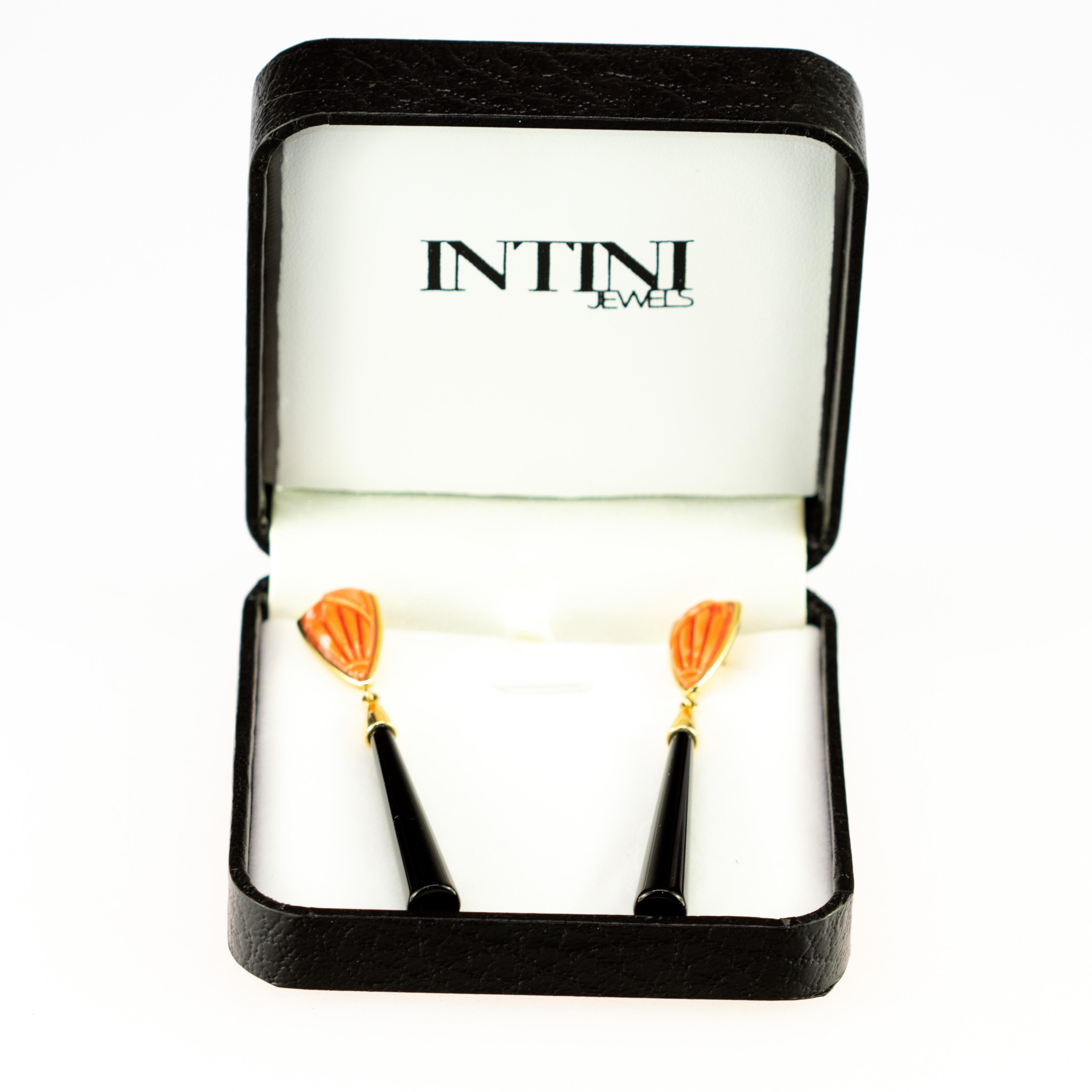 Lange geschnitzte Cammeo-Ohrringe mit rosa Korallentropfen und schwarzem Achat aus 18 Karat Gold Damen im Angebot