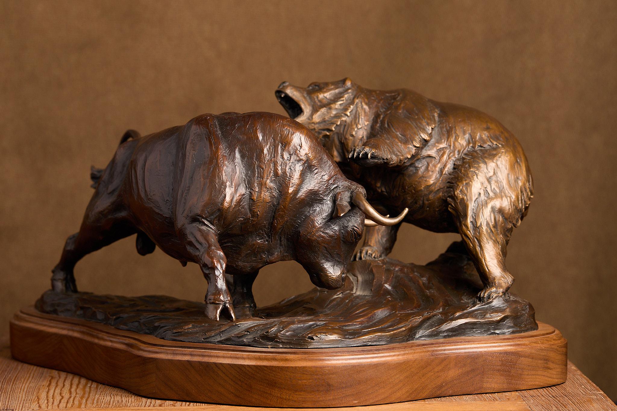 Die Schlacht auf dem Markt – Sculpture von Cammie Lundeen