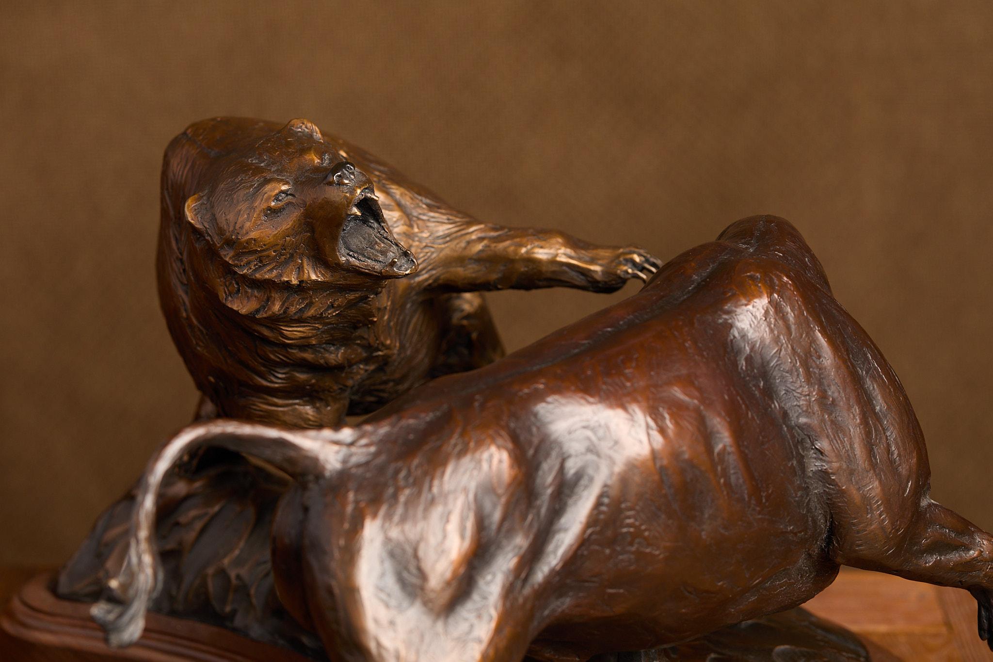 Die Schlacht auf dem Markt (Gold), Figurative Sculpture, von Cammie Lundeen