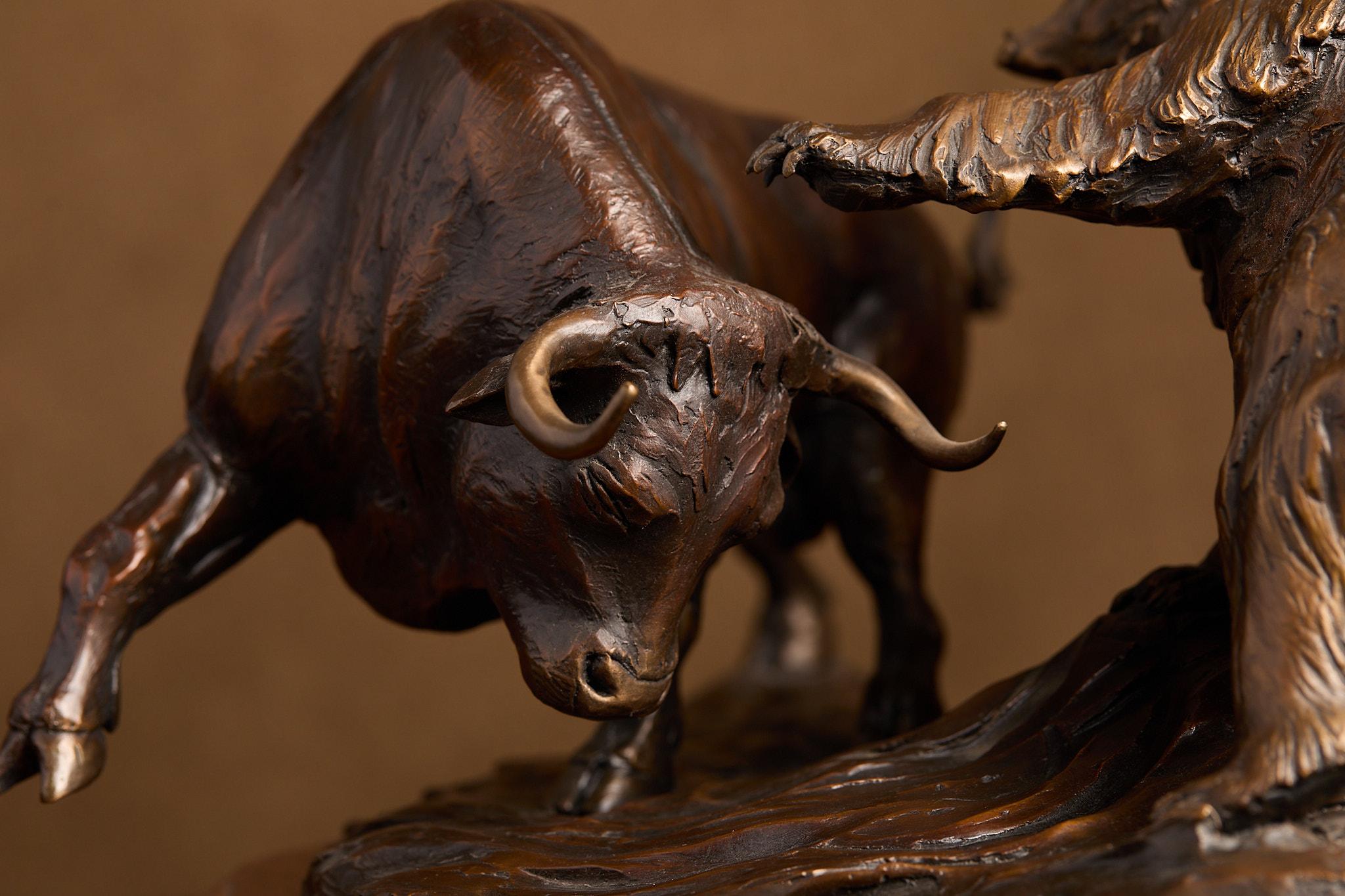 Cammie Lundeens Battle of the Market ist eine beeindruckende Bronzeskulptur, die das ikonische Aufeinandertreffen von Bulle und Bär - die universellen Symbole der Finanzmärkte - darstellt. Auf einem geschwungenen Sockel vermittelt die Szene einen