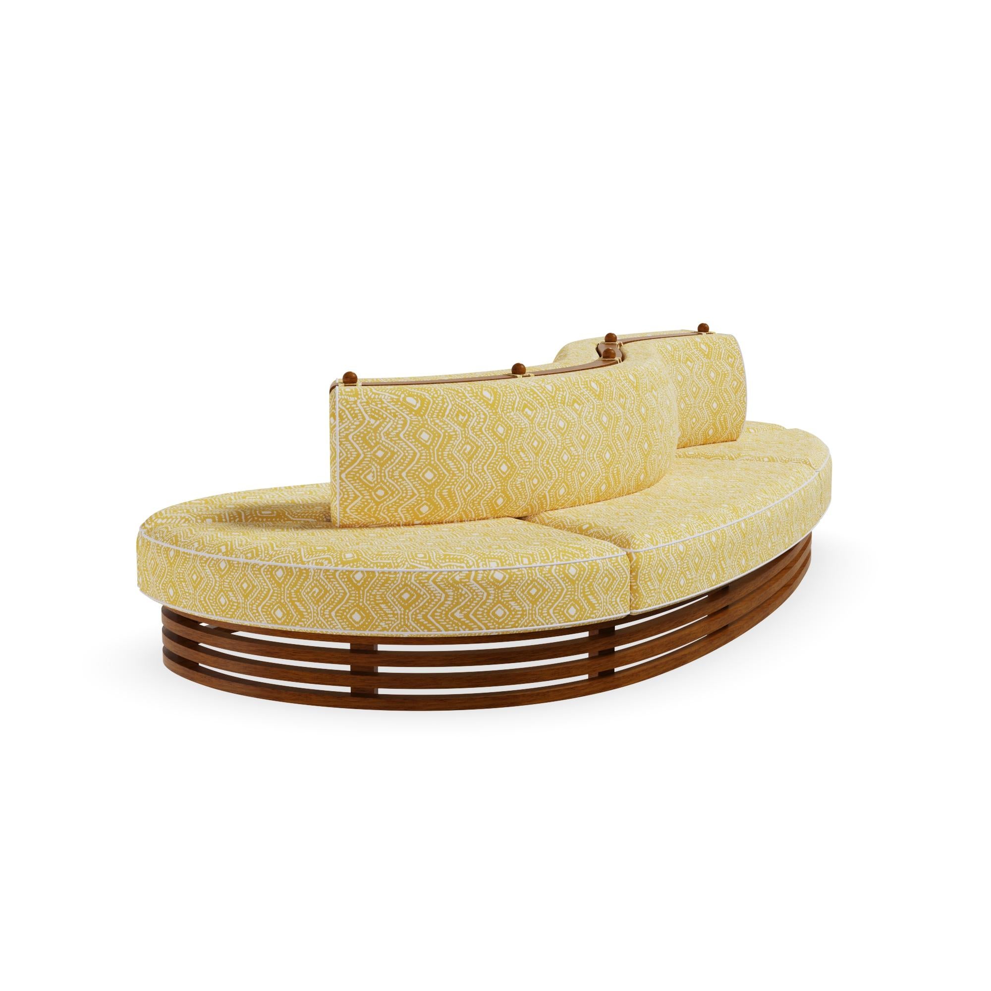 Organico moderno Divano da esterno Camogli in Wood Wood Iroko con cuscini a fantasia gialla in vendita