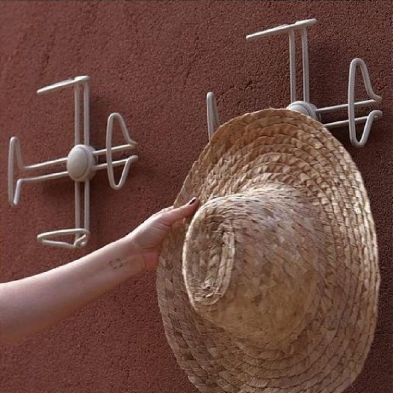 This piece is part of a set of coat racks inspired in the shape of flowers. Following a recurrent strategy of Lattoog´s projects for outdoor areas, “Chamomile” conception had the shapes of nature as starting point. Functional and ornamental, this