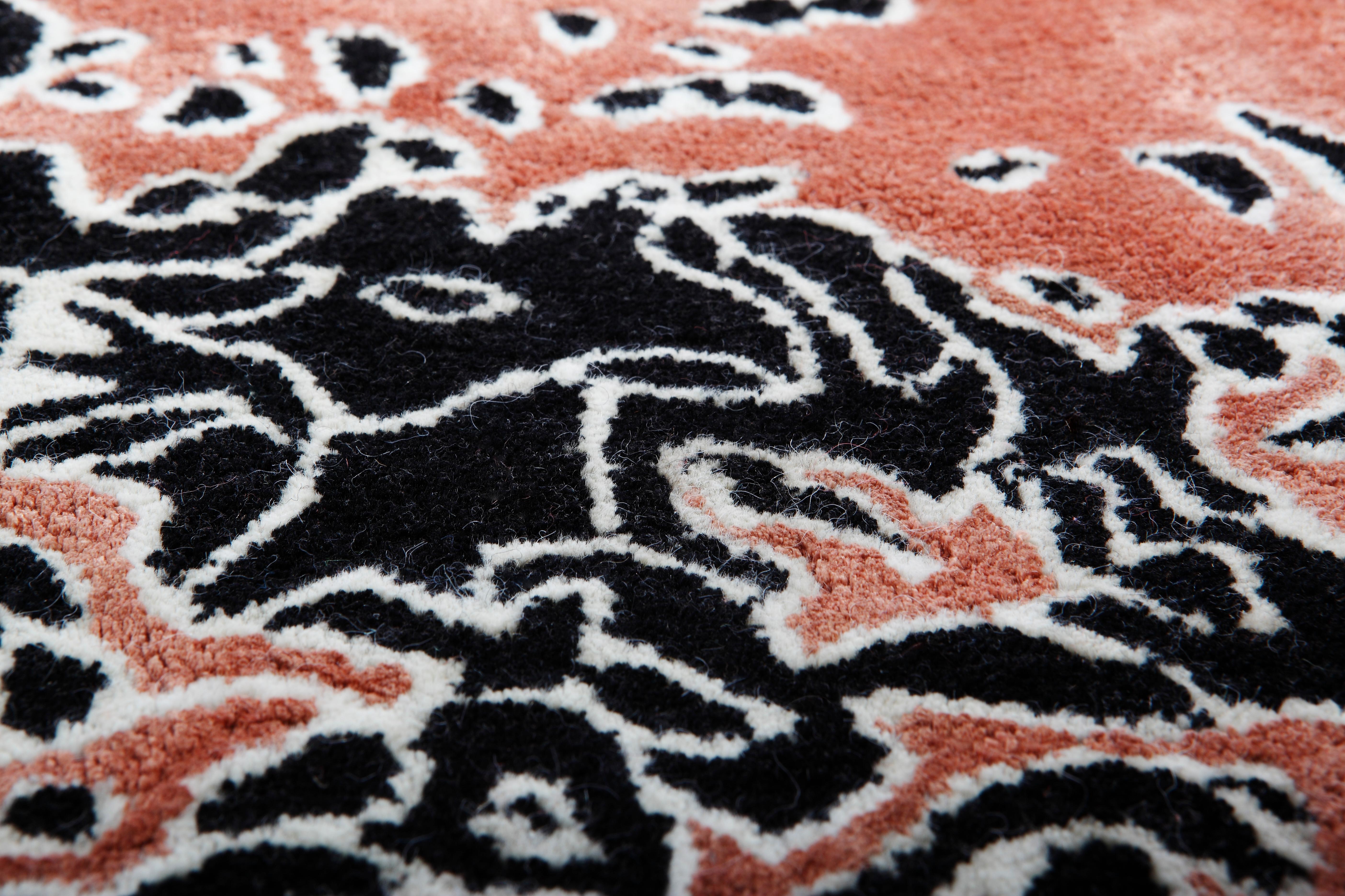 Der Teppich Camouflage Bold aus der Kollektion Nodus 2012 von Alberto Artesani ist ein handgetufteter Teppich aus Wolle und Viskose mit einer Florhöhe von 10 mm.
Standardgröße: 200 x 300 cm, hergestellt in Indien.
  