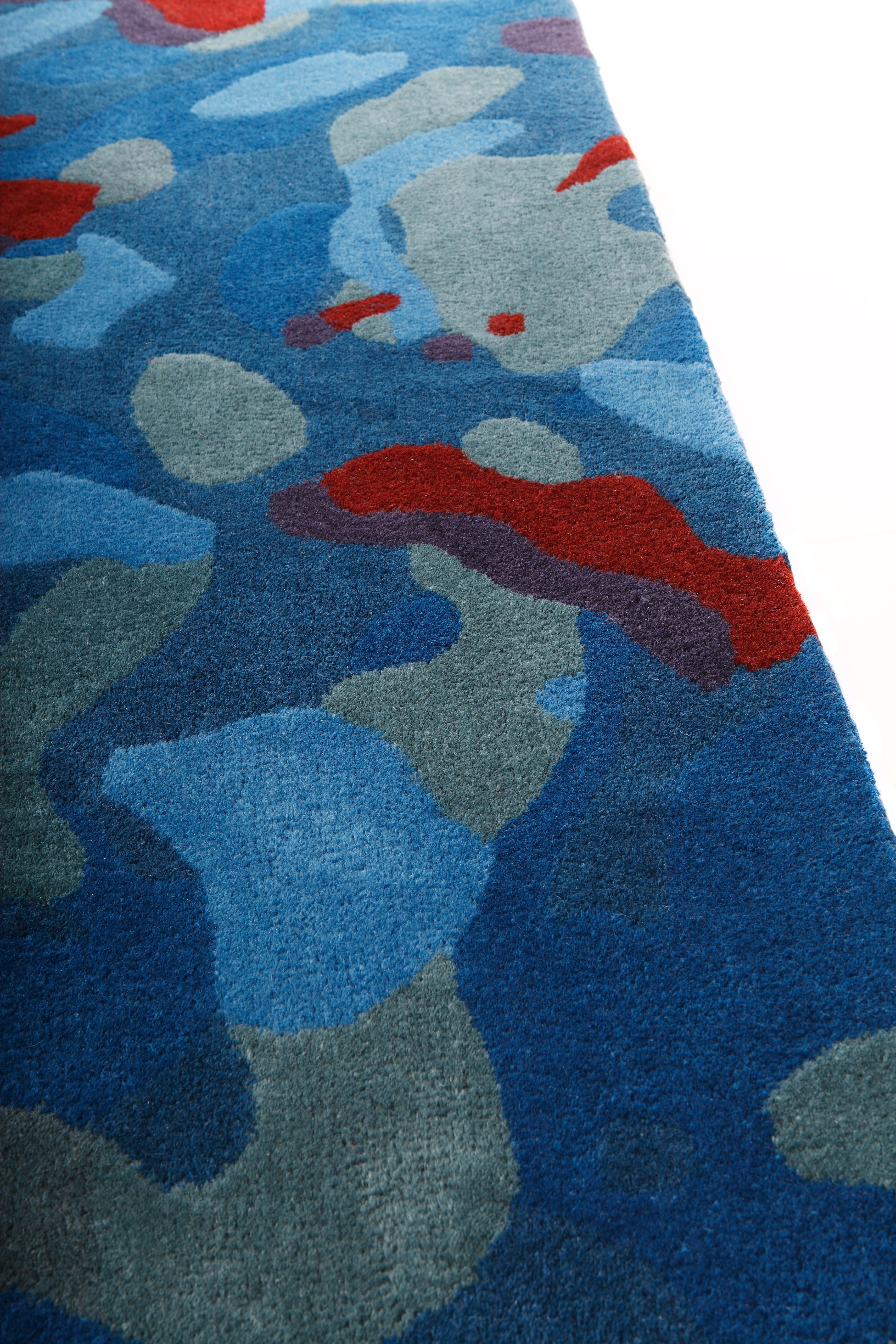 Der Teppich camouflage macro blue aus der Kollektion Nodus 2012 von Alberto Artesani ist ein handgetufteter Teppich aus Wolle und Viskose mit einer Florhöhe von 10 mm.
Standardgröße: 200 x 300 cm, hergestellt in Indien.
 