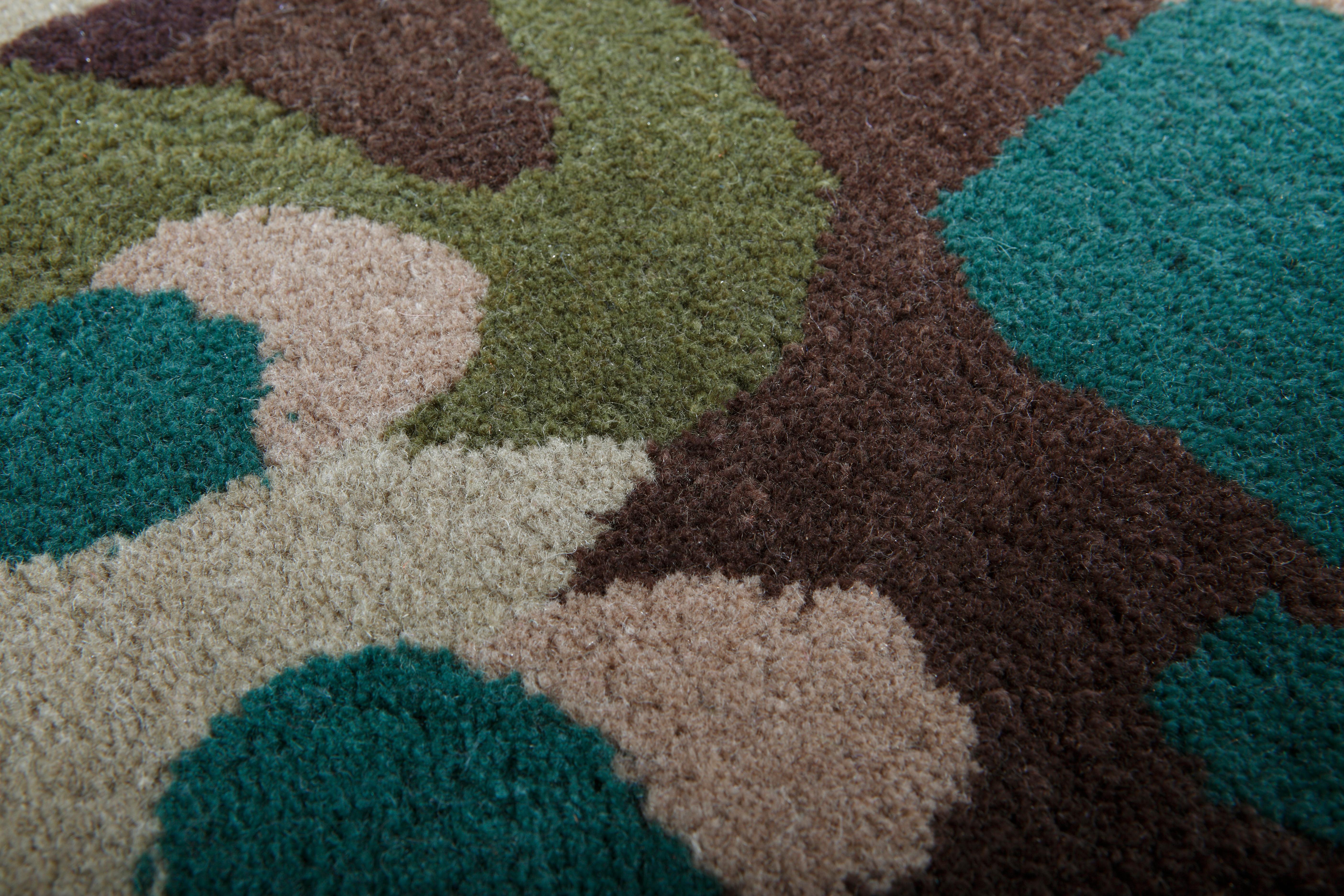 Der Teppich Camouflage Macro von Alberto Artesani aus der Kollektion Nodus 2012 ist ein handgetufteter Teppich aus Wolle und Viskose mit einer Florhöhe von 10 mm.
Standardgröße: 200 x 300 cm, hergestellt in Indien.
 