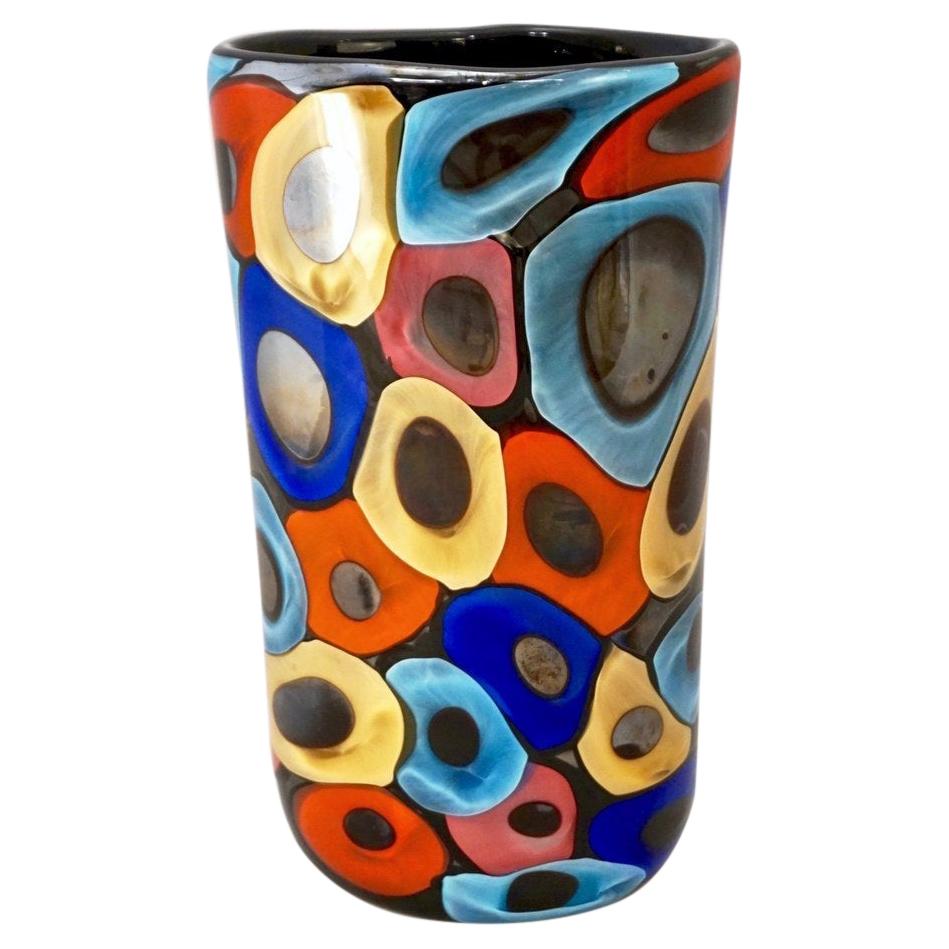 Vase moderne en verre de Murano noir, bleu azure, bleu, rouge, rose et jaune, par Camozzo, 1990