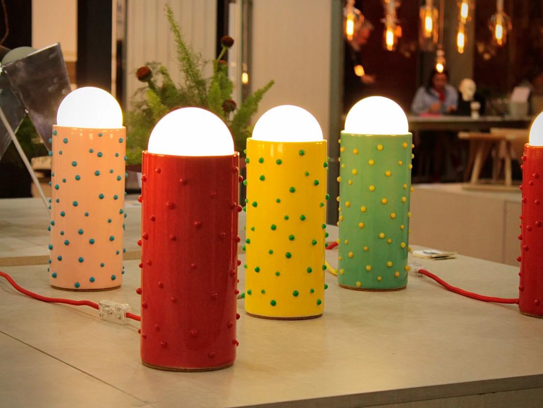 Camp Lamp è un pezzo unico che fonde design d'avanguardia e arte funzionale, ispirandosi sia all'estetica vibrante del movimento Memphis che allo spirito stravagante dello stile campeggiante nella moda. La sua audace combinazione di colori