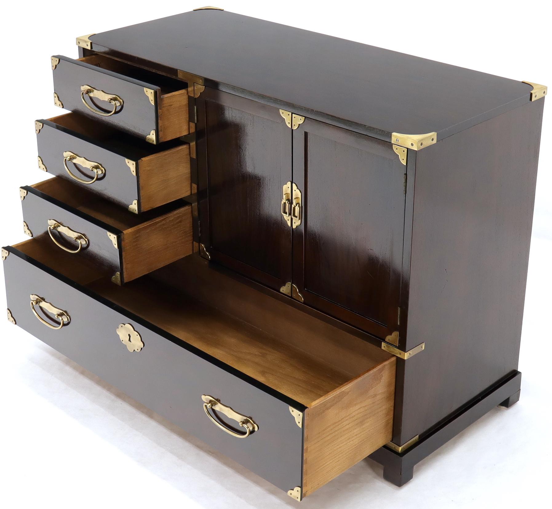 Commode de garçonne de campagne en laiton avec compartiment à deux portes en vente 6