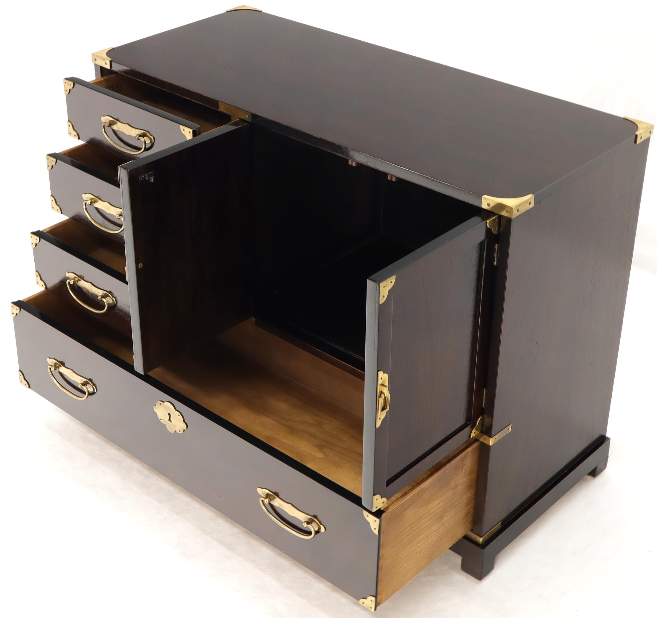 Commode de garçonne de campagne en laiton avec compartiment à deux portes Excellent état - En vente à Rockaway, NJ