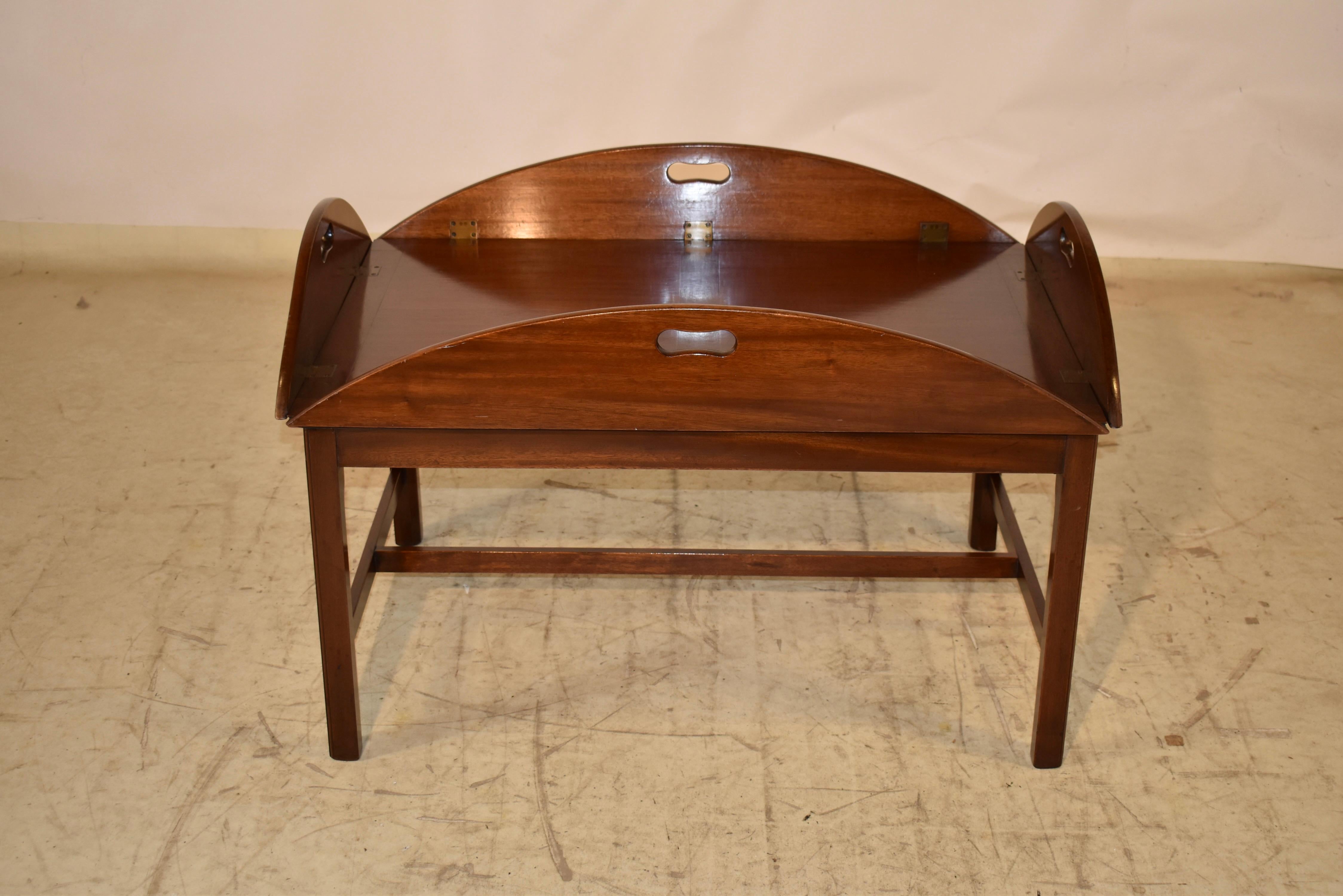 Table basse d'époque édouardienne de style campagne en acajou.

Cette table est ravissante et se compose d'un plateau de maître d'hôtel qui conserve les charnières en laiton d'origine sur les côtés repliables et qui est muni de poignées de transport