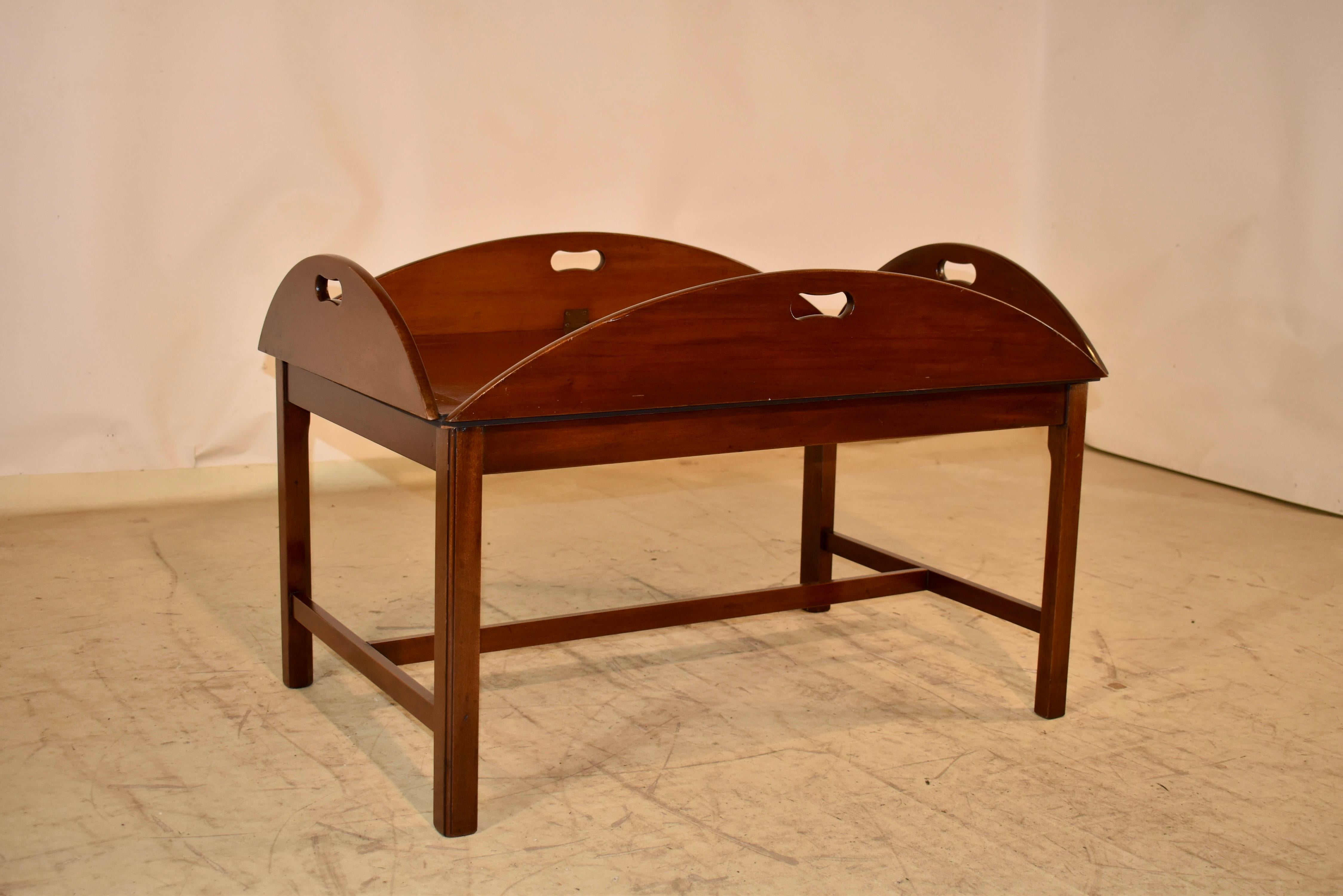 Anglais Table à café sur pied avec plateau de maître d'hôtel Campaigner, Circa 1900 en vente