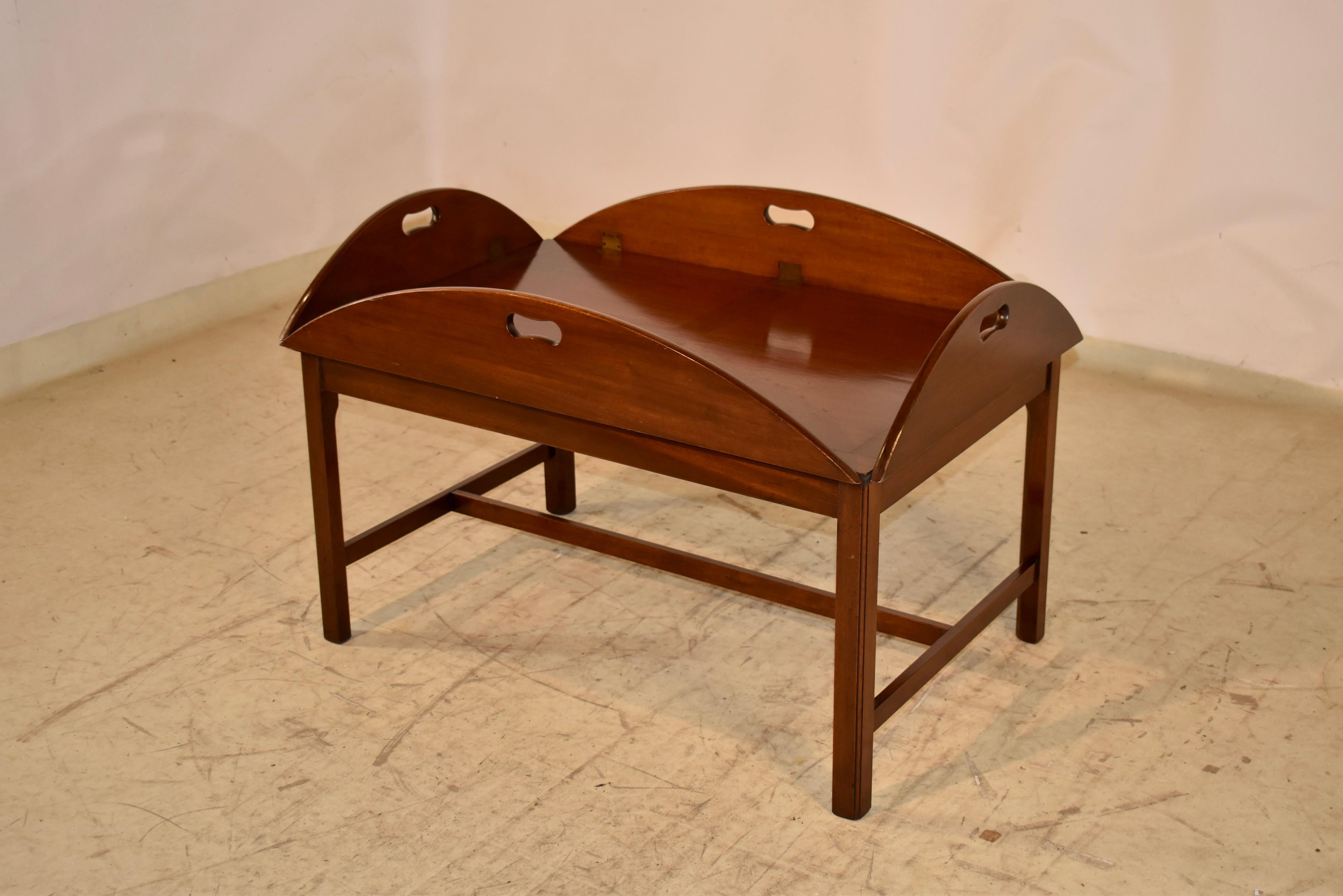 Table à café sur pied avec plateau de maître d'hôtel Campaigner, Circa 1900 Bon état - En vente à High Point, NC