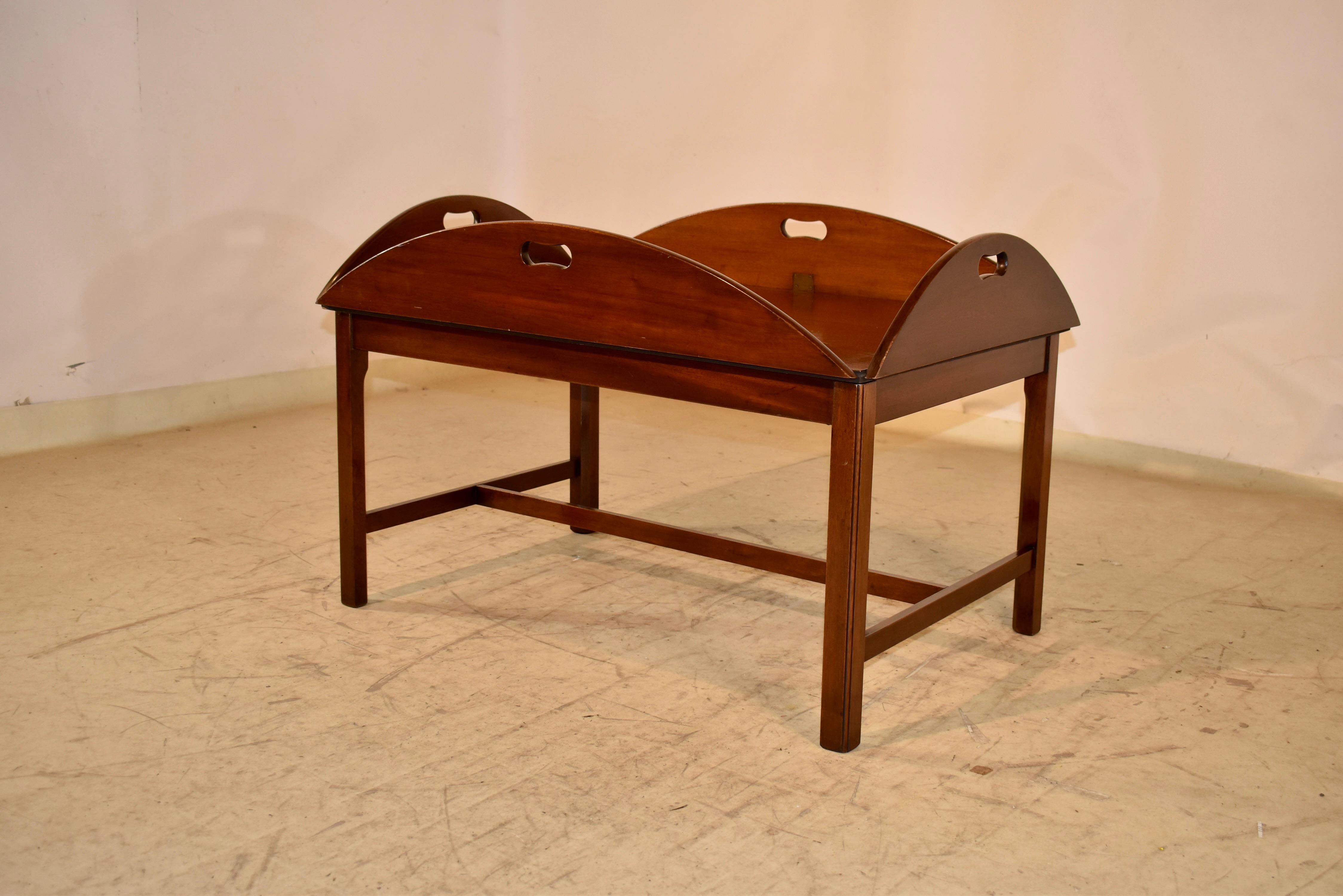 Début du 20ème siècle Table à café sur pied avec plateau de maître d'hôtel Campaigner, Circa 1900 en vente