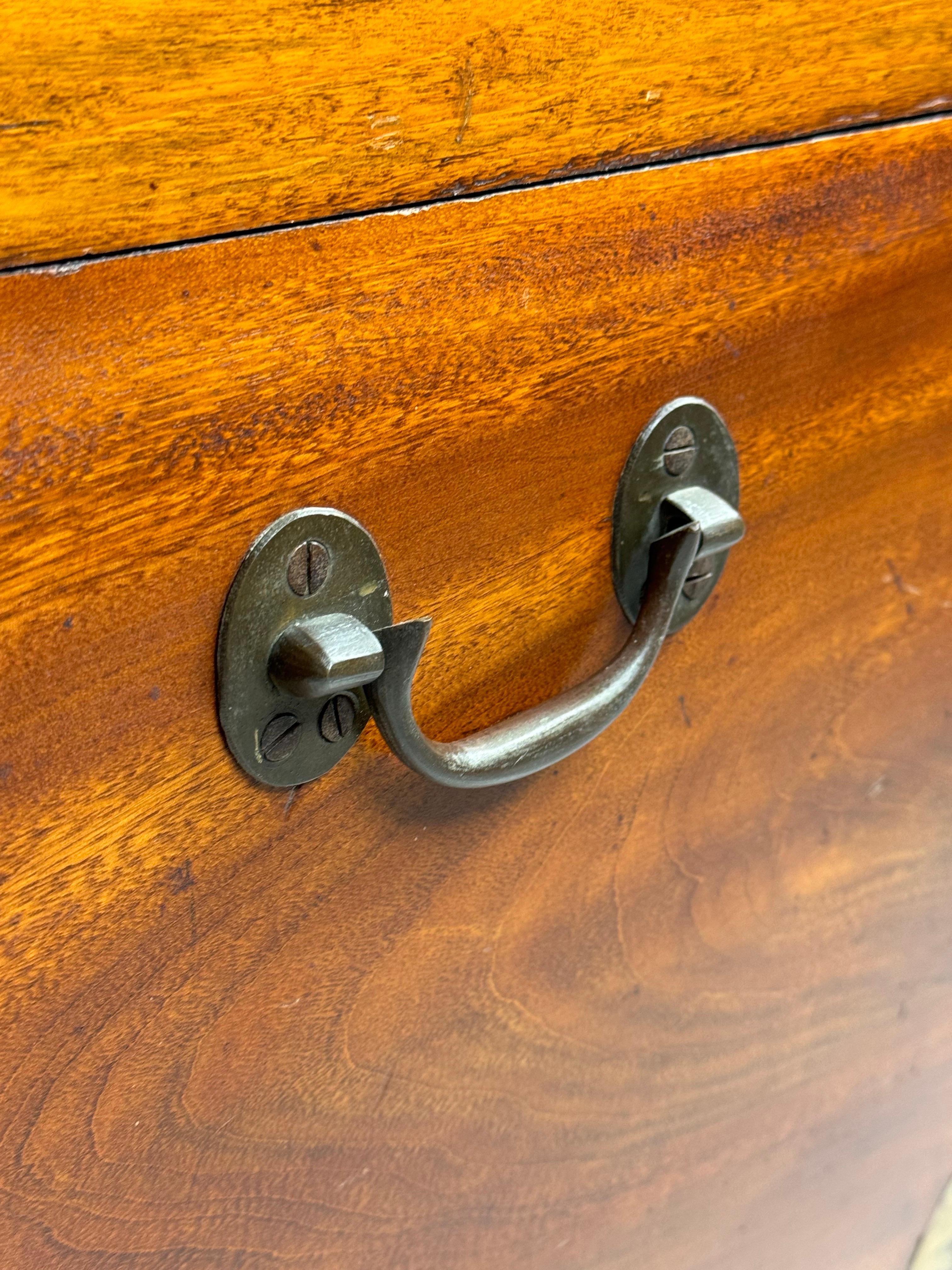 Very cool English campaign chest / coffee table. With brass fittings. Made of solid camphor wood. 19th century.

Condition of the chest is good. Very solid and sturdy. Traces of use according to age (see photos). Only lock is missing.

Dimensions: