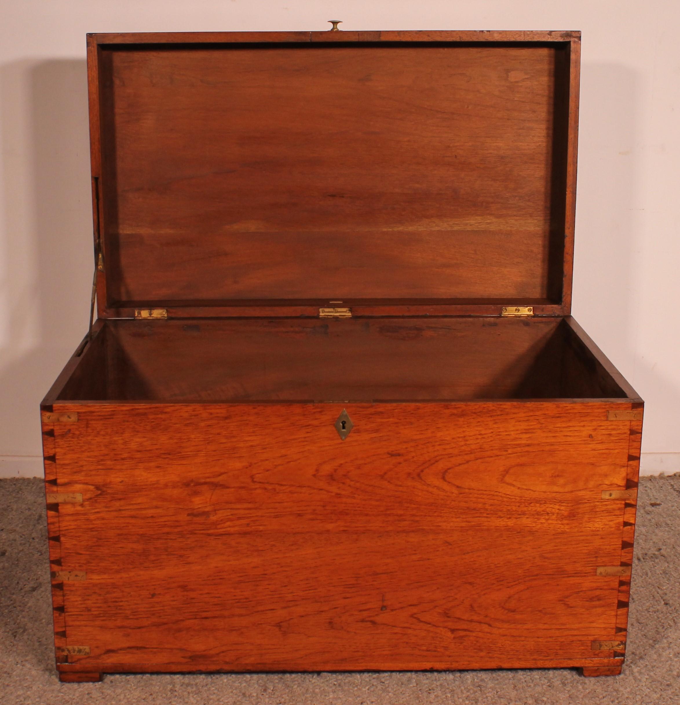 Campaign Chest In Camphor Wood From The 19th Century Stamped Army And Navy Csl In Good Condition For Sale In Brussels, Brussels