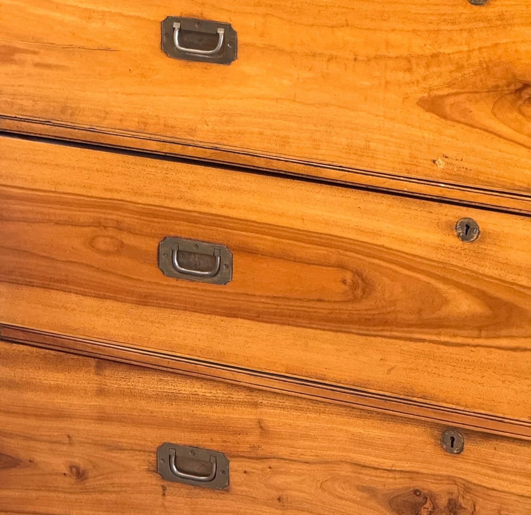 Ottone Cassapanca Campaigner in legno di canfora, Anglo-Indiana, metà del XIX secolo in vendita