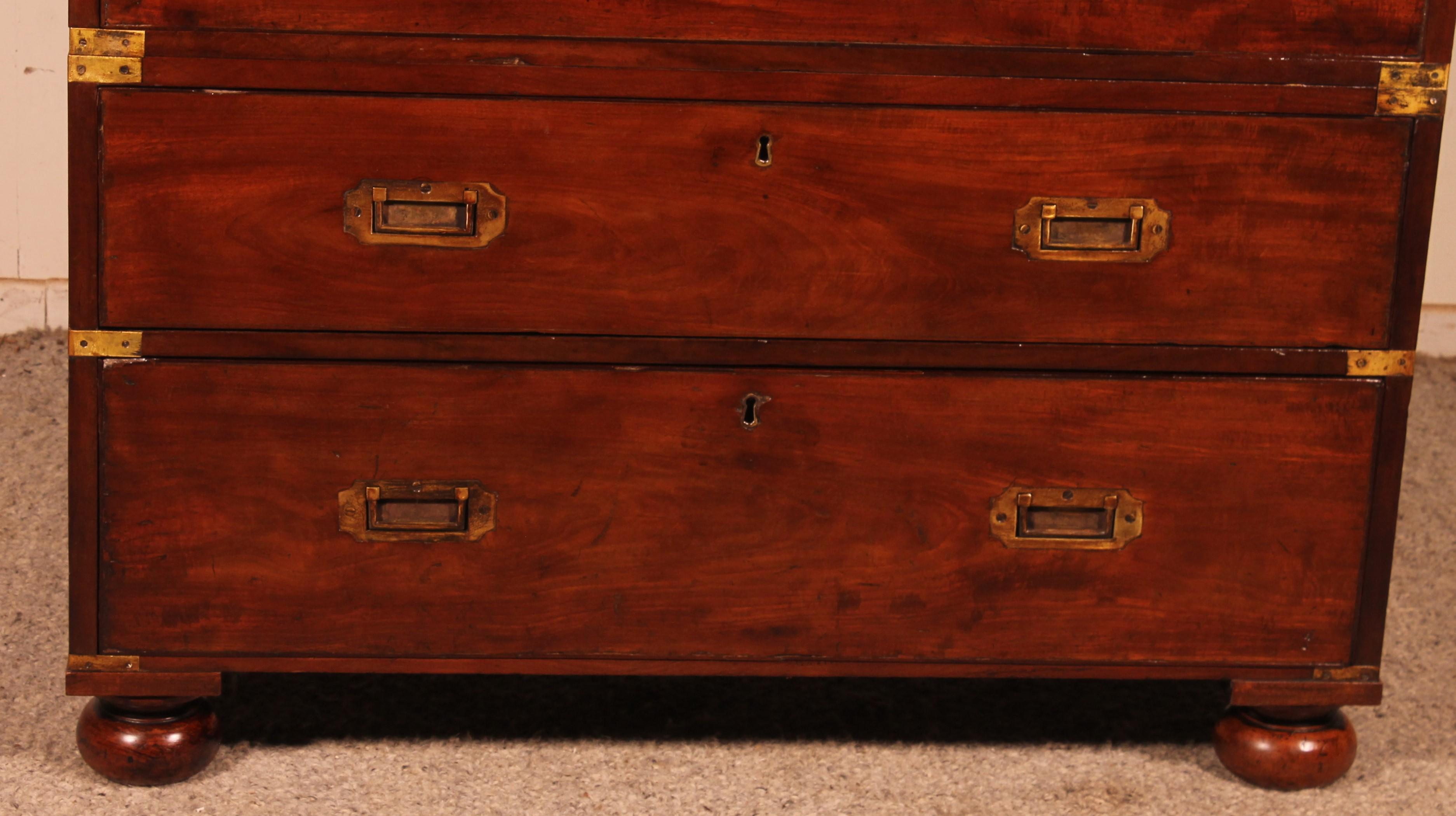 Superb 19th century camapign or marine chest of drawers from an officer in mahogany

Chest of drawers from the English navy with its typical brasses of this style of furniture and handles which have a lot of charm

commode which by its shape and