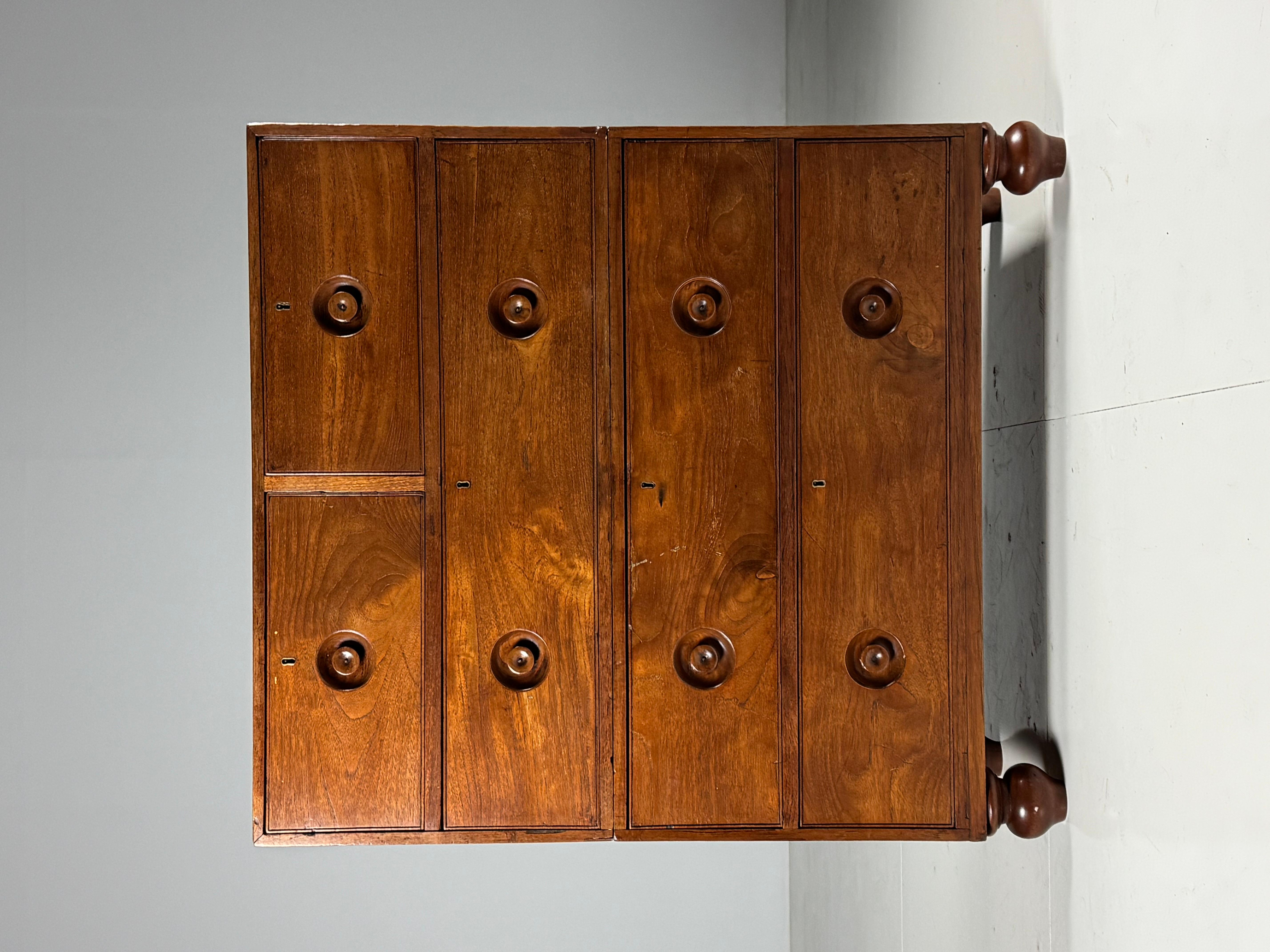 Cassettiera / comò Campaigner anglo-indiano particolarmente bello. Si compone di due parti. Legno di teak, XIX secolo. Strutturalmente in perfette condizioni. Un colore bellissimo.

I mobili da campagna inglesi sono un tipo di arredamento