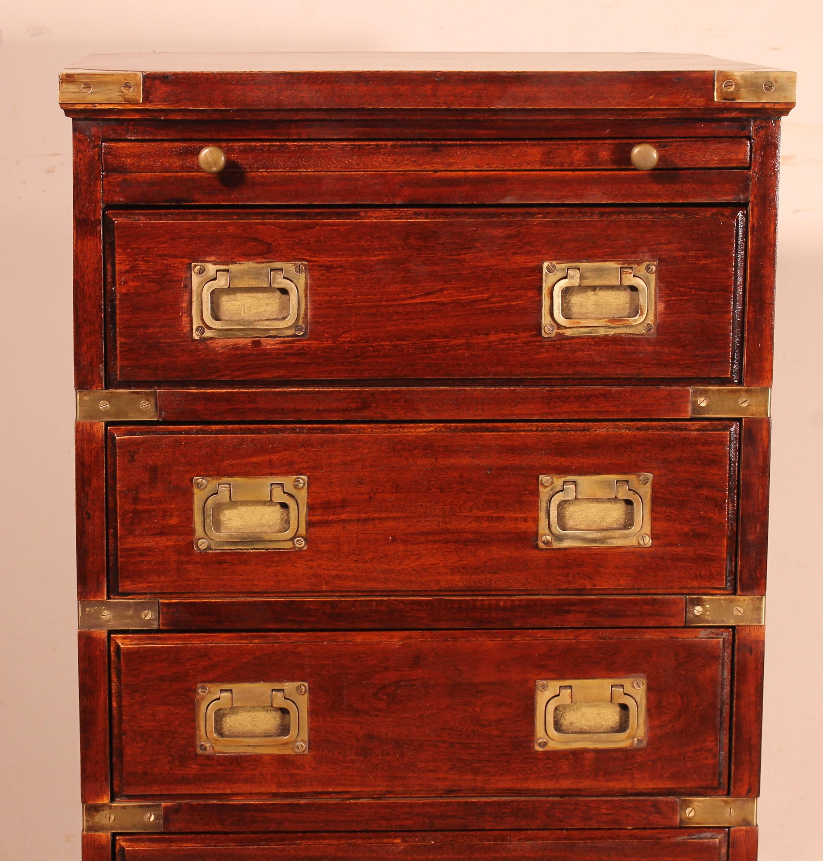 lovely little chest of drawers in marine or campaign style in mahogany
unusual chest made up of 5 drawers
campaign chest of drawers with its typical brass decorations as well as its typical  handles 
Small writing table under the top
In superb
