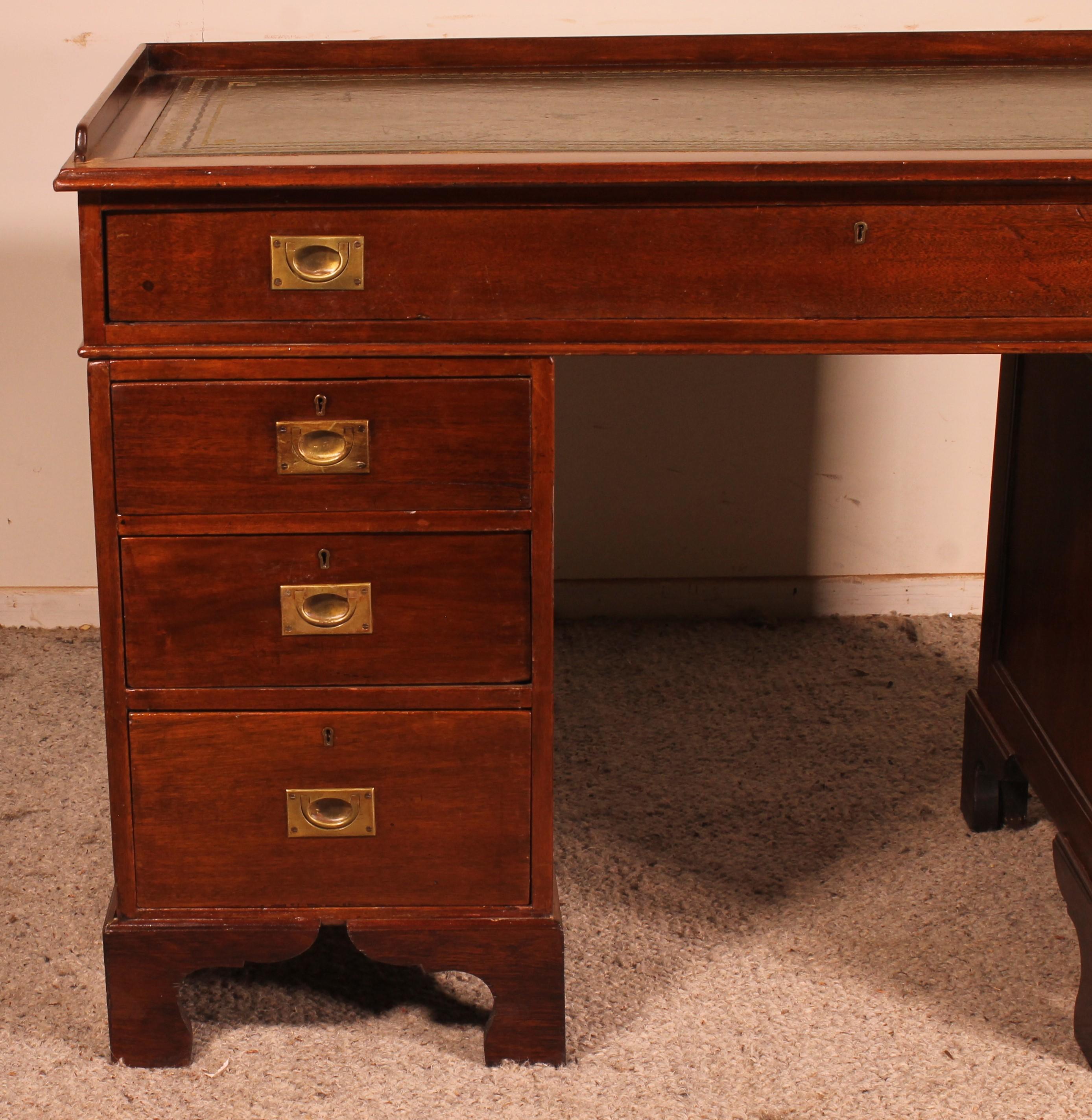 Elegant mahogany campaign desk or marine desk from the 19th century from England

Indeed this furniture called 