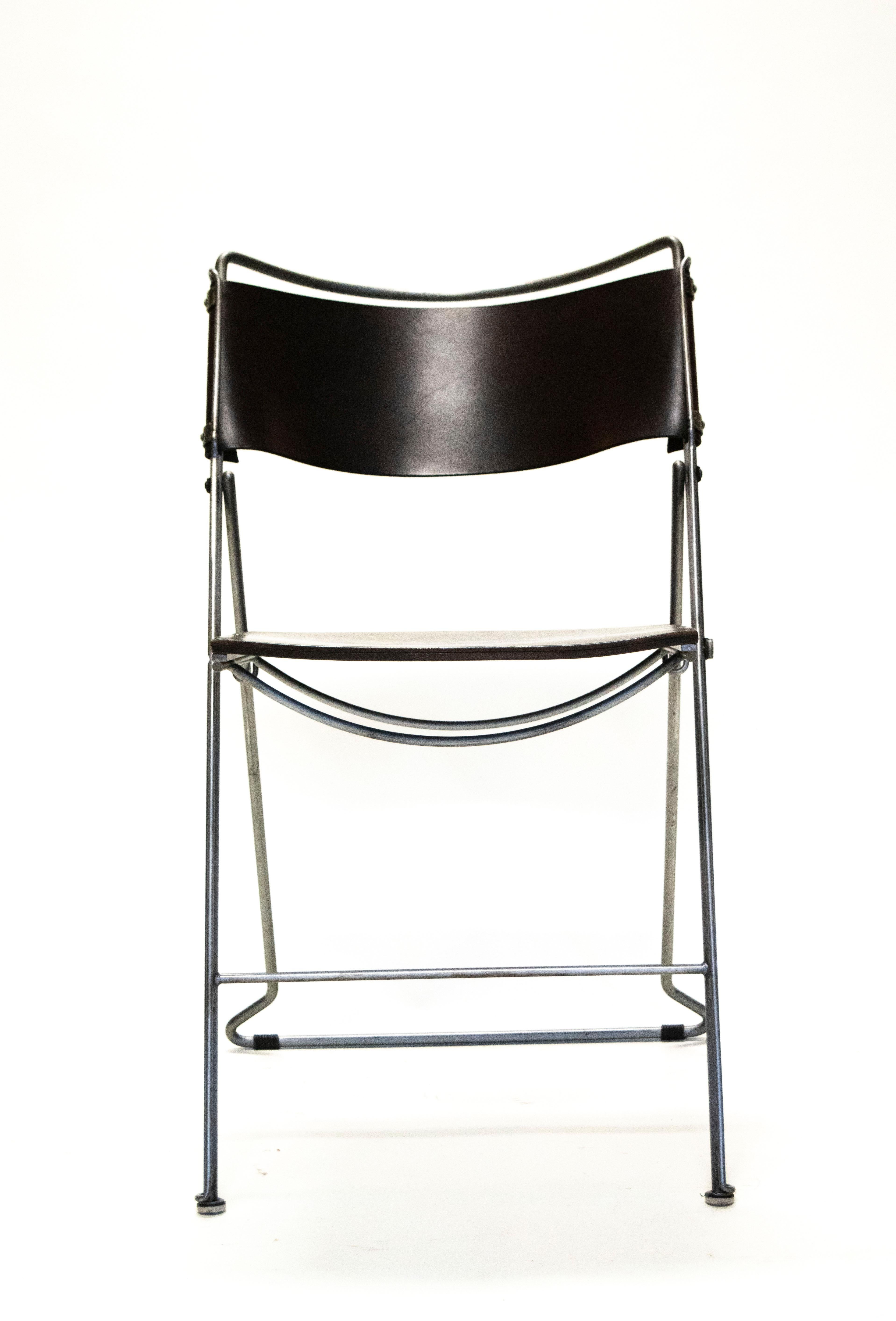 Folding chair in cold-rolled steel and vegetable-tanned bridle leather.
Leather color is Havana