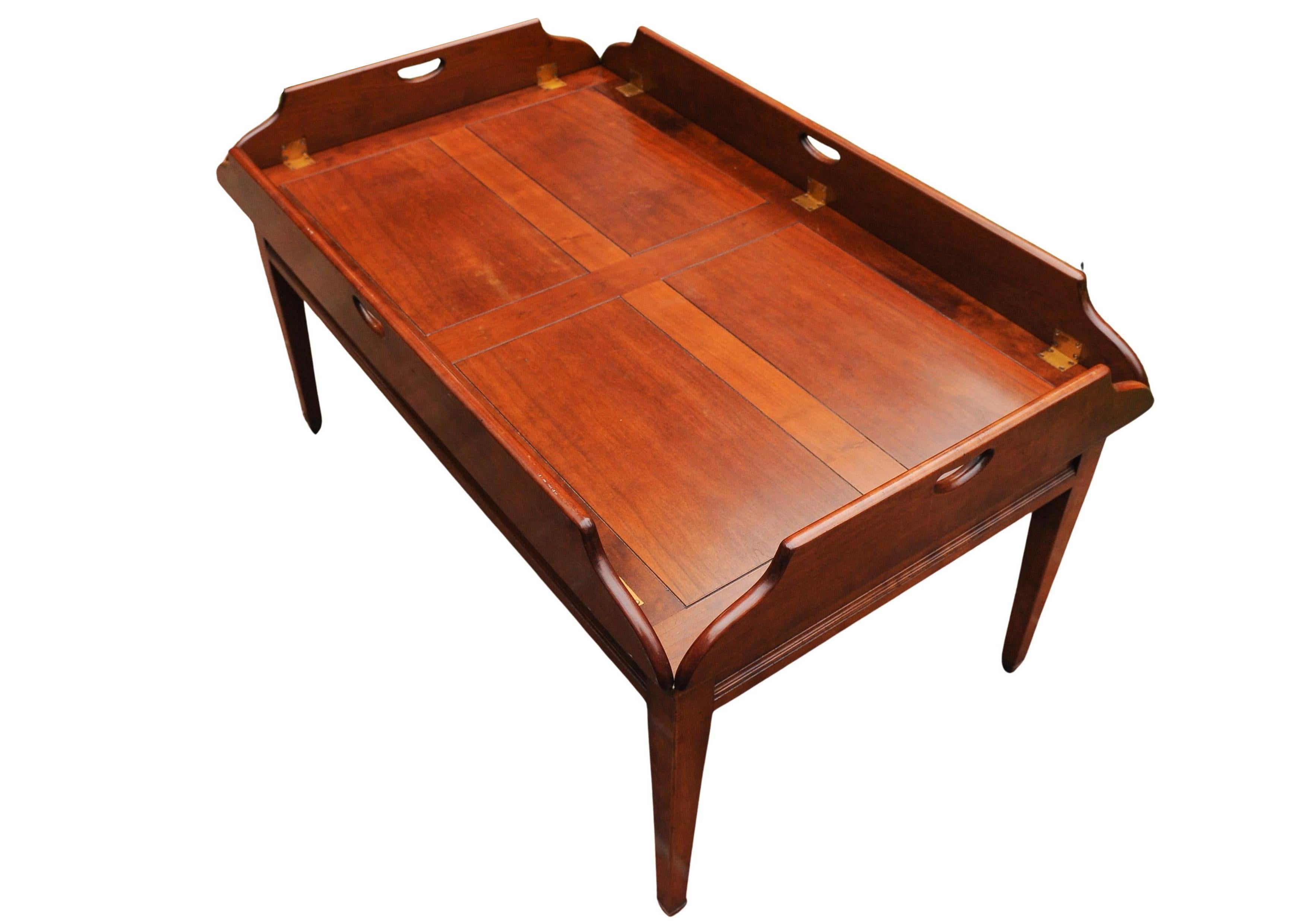 Tavolino da caffè del maggiordomo in mogano e ottone di Campaigner realizzato a mano da Kennedy Furniture in vendita 3