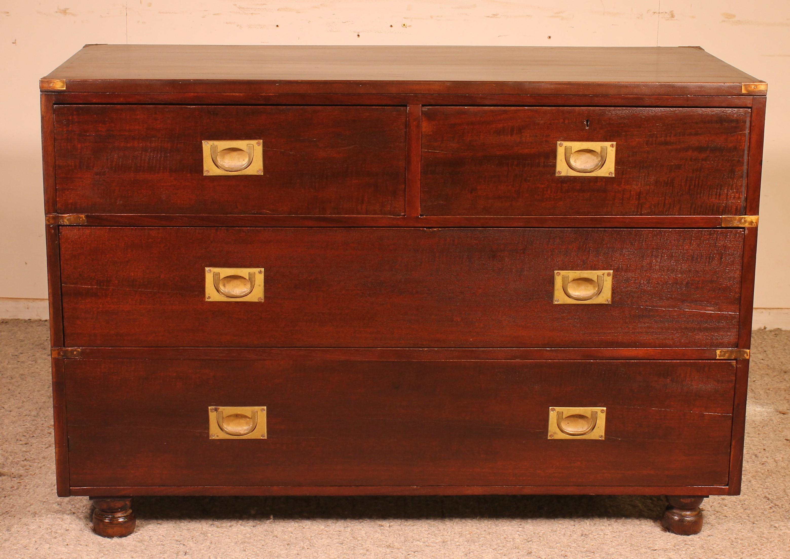 Superbe commode de campagne de la fin du 19ème siècle en acajou provenant de la marine anglaise.

commode avec ses typiques poignées de campagne qui ont beaucoup de charme ainsi que ses 2 poignées de transport.


La commode a une dimension
