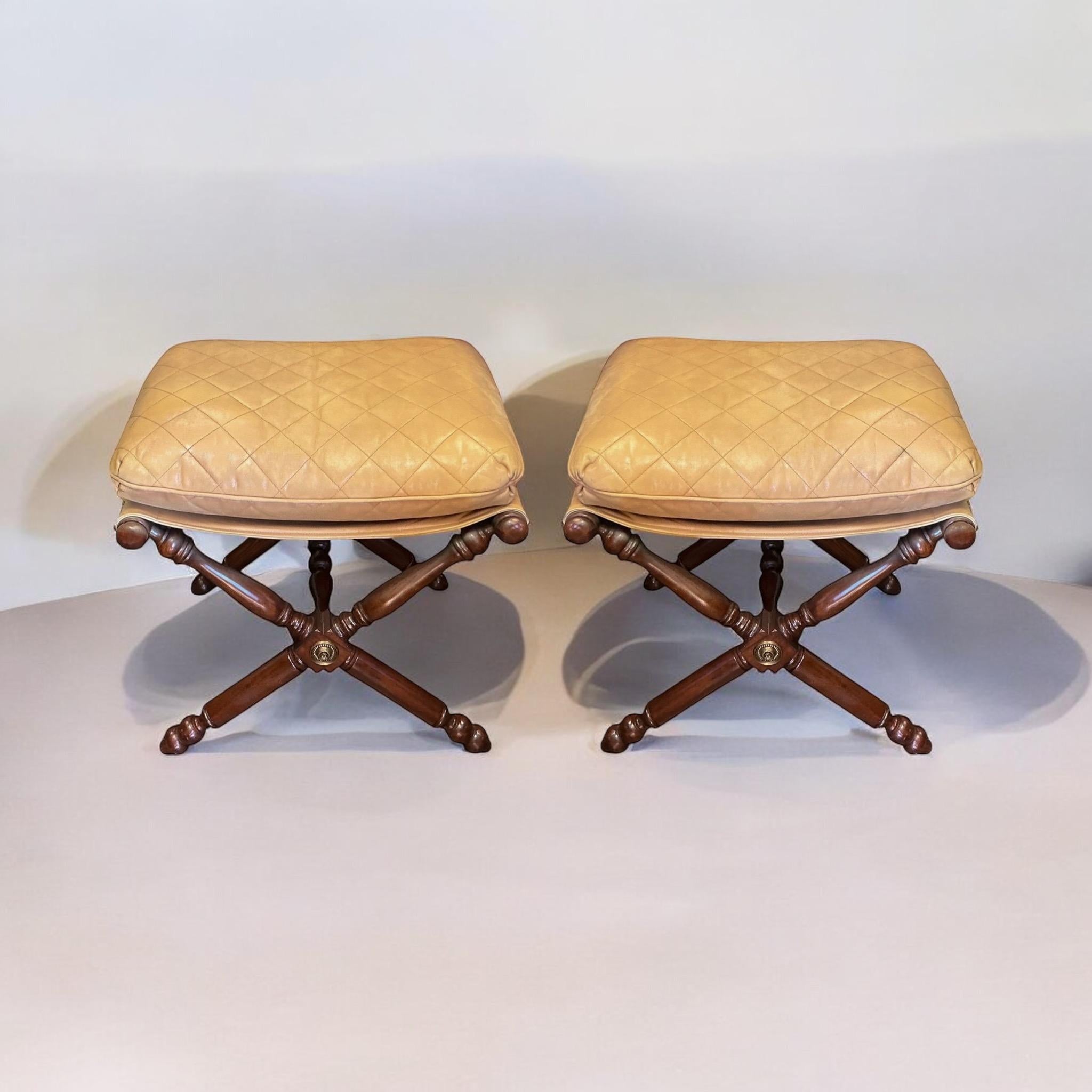 Il s'agit d'une paire de bancs en X de style néo-classique / Campaigner par Lillian August. Les cadres sont en acajou sculpté avec des accents en laiton. Les coussins sont en cuir camel matelassé. Il se compose de deux parties, le harnais et le