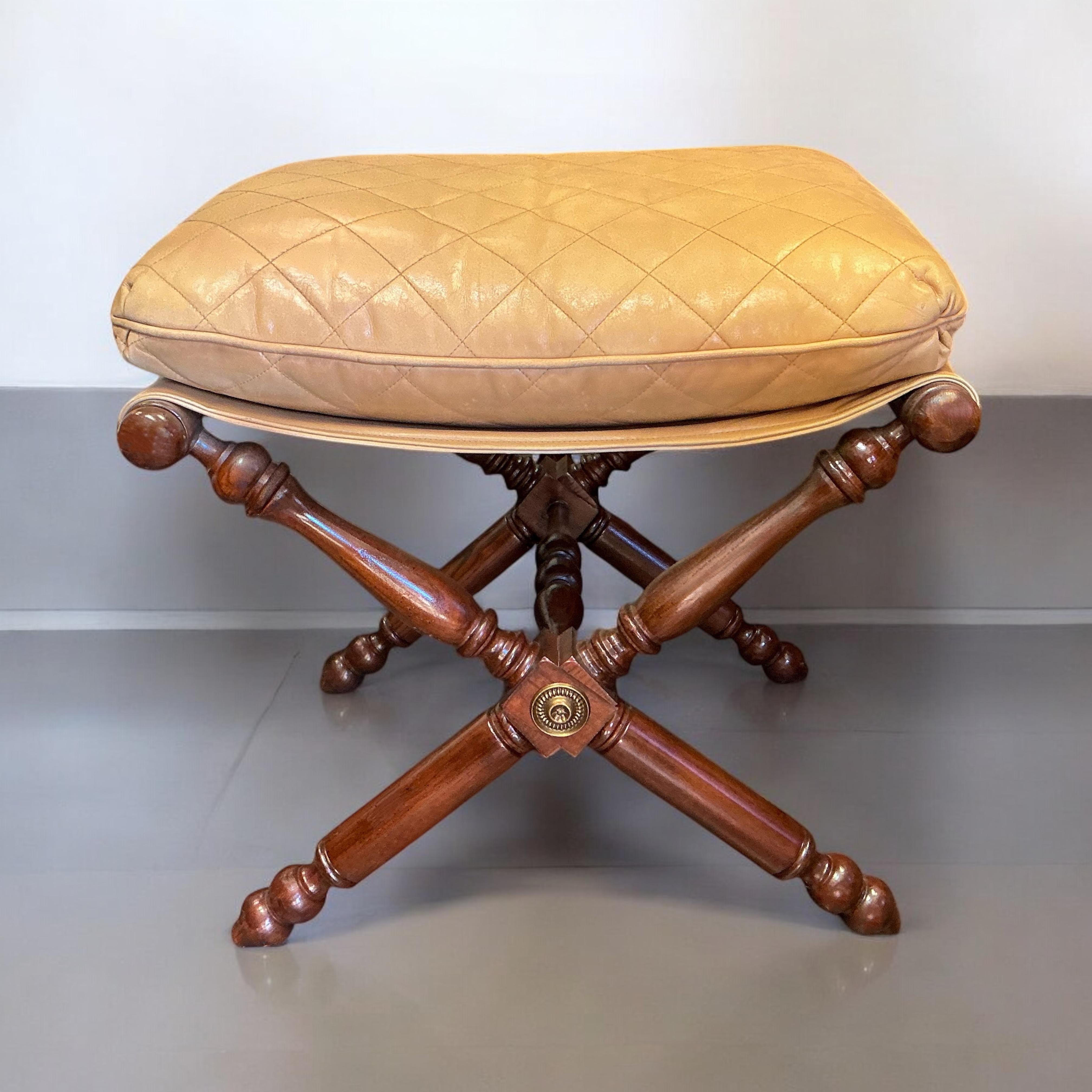 Campagne Campaigner / Ottomans en cuir camel Lilian August de style néo-classique - Paire en vente